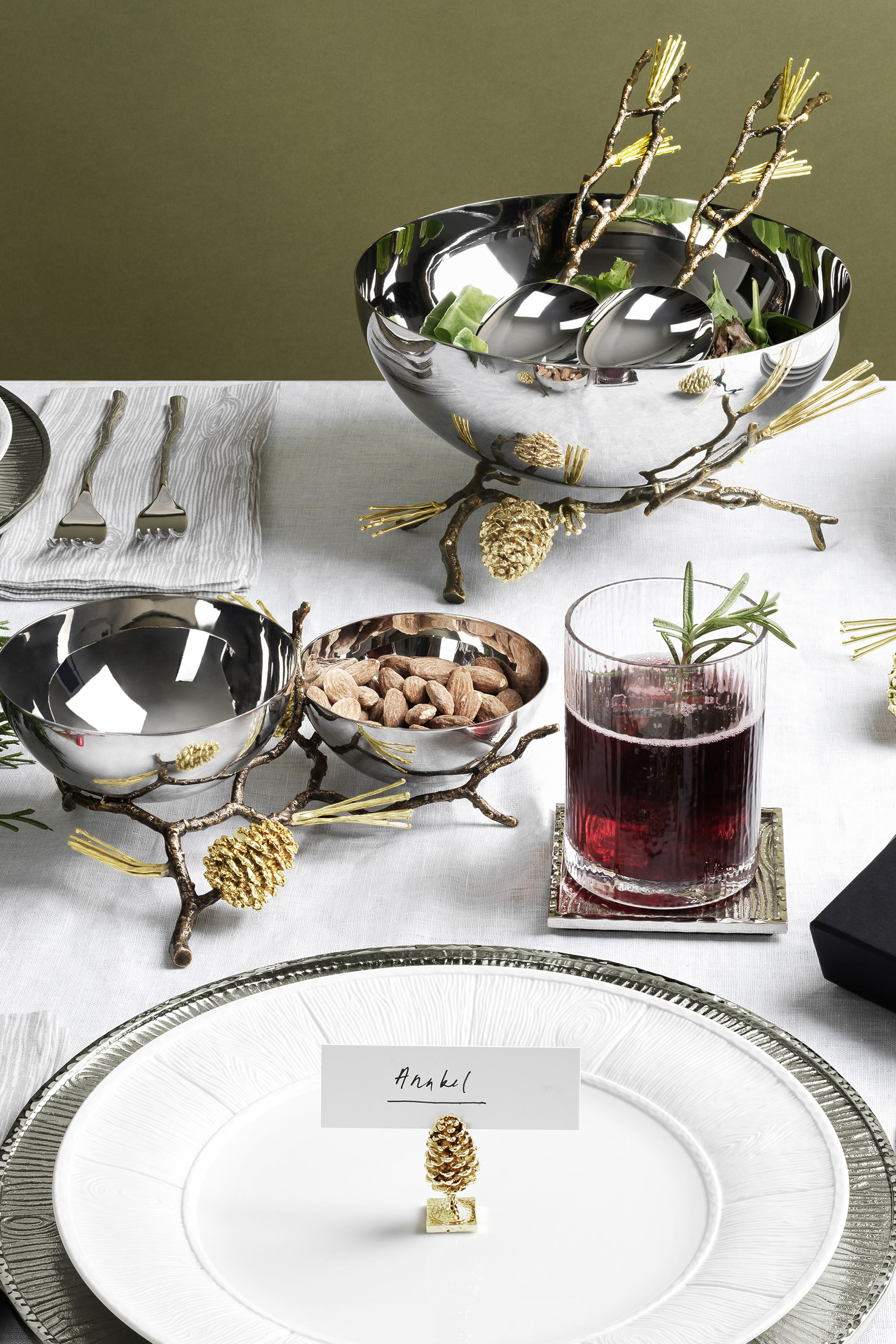 وعاء ثنائي مزين بالصنوبر