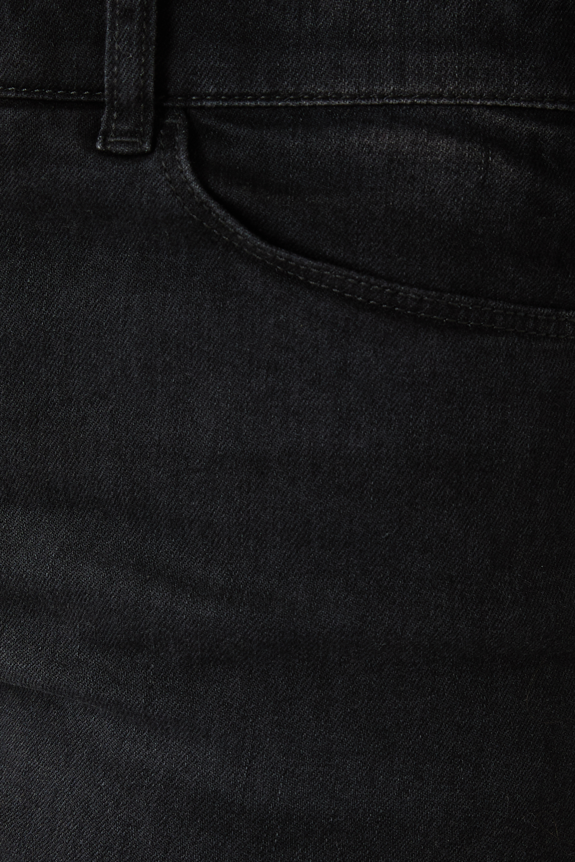 بنطال جينز بقصة ضيقة وخمس جيوب