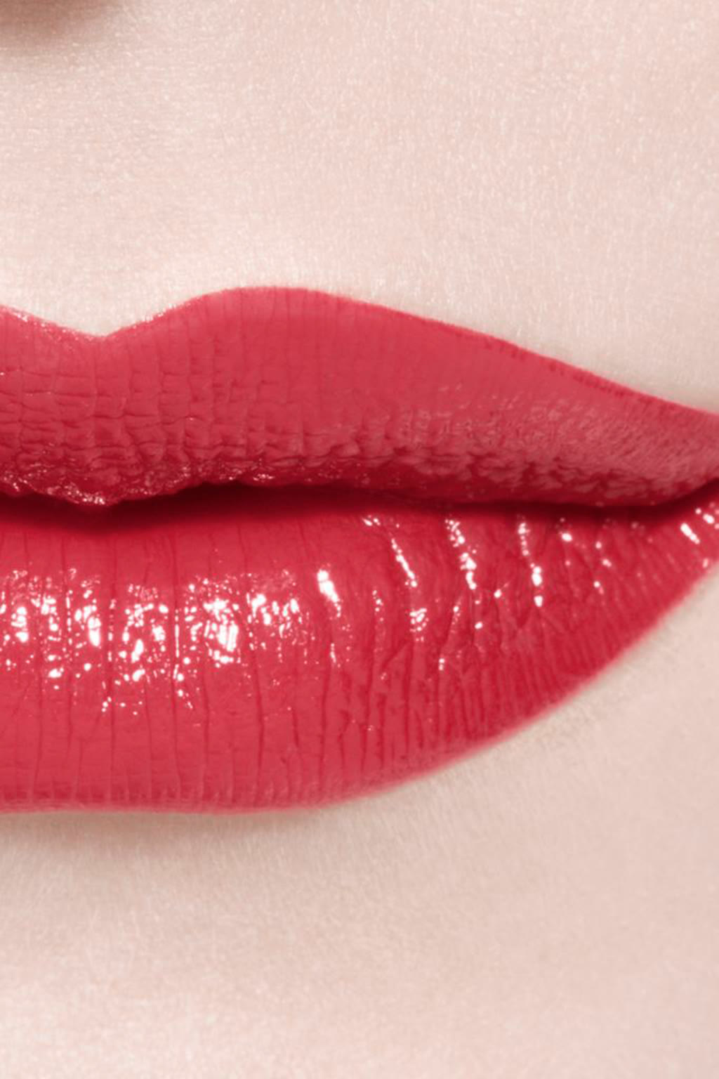 أحمر شفاه مرطب ومعزز للامتلاء. لمعان ولون طويل الثبات مكثف ROUGE COCO BLOOM