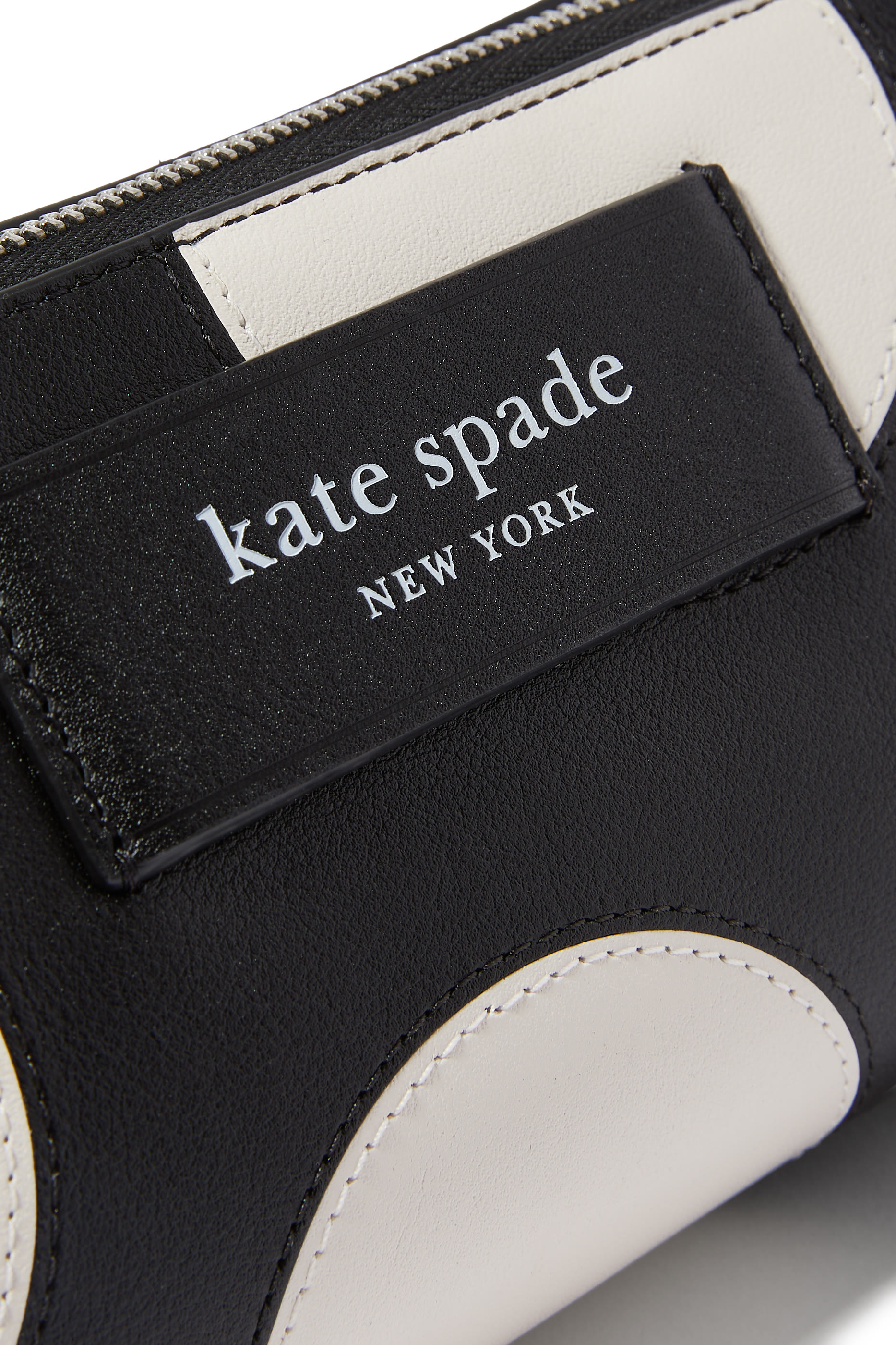 حقيبة صغيرة بشعار الماركة