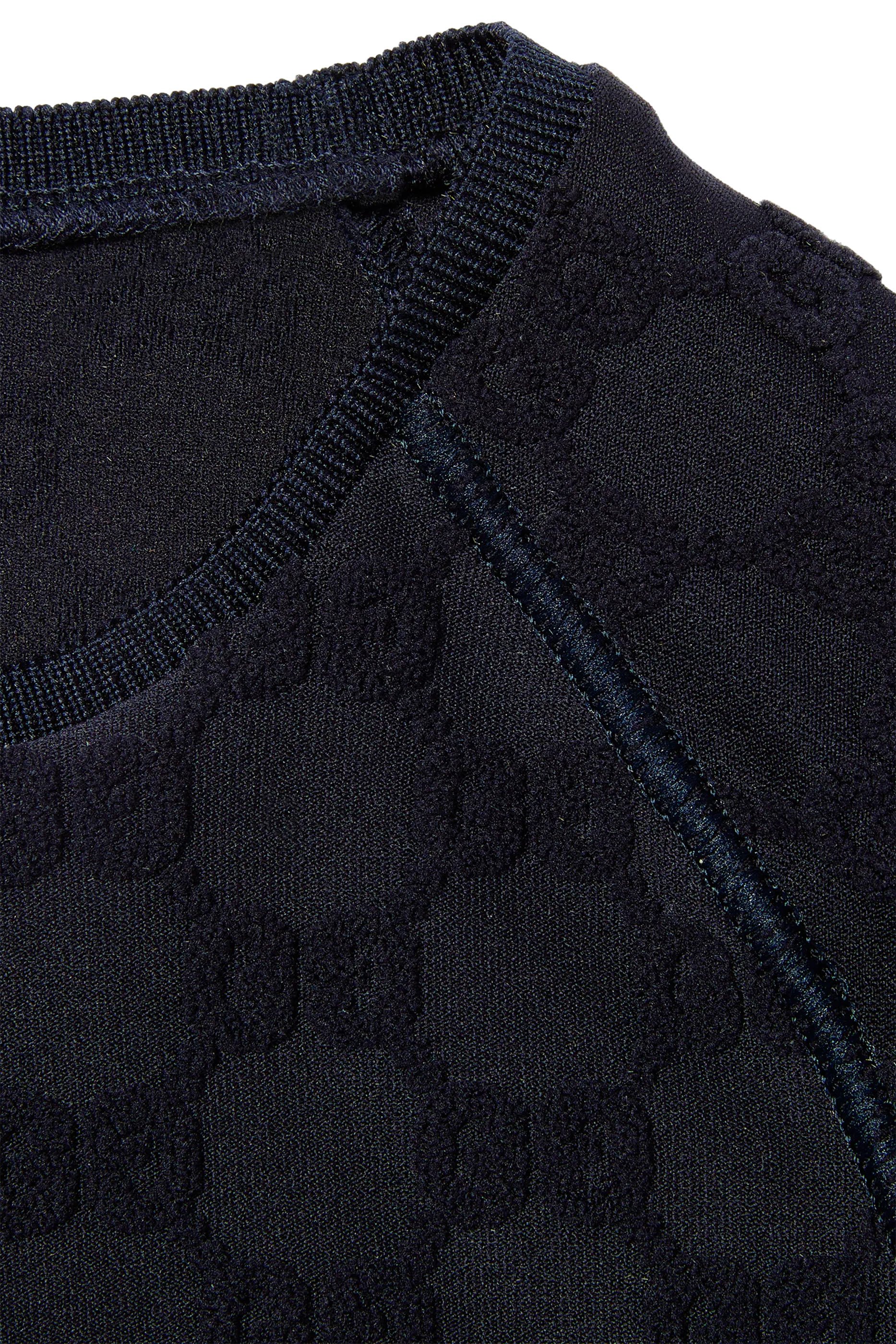 تيشيرت بنقشة حرفي شعار الماركة قماش تيري