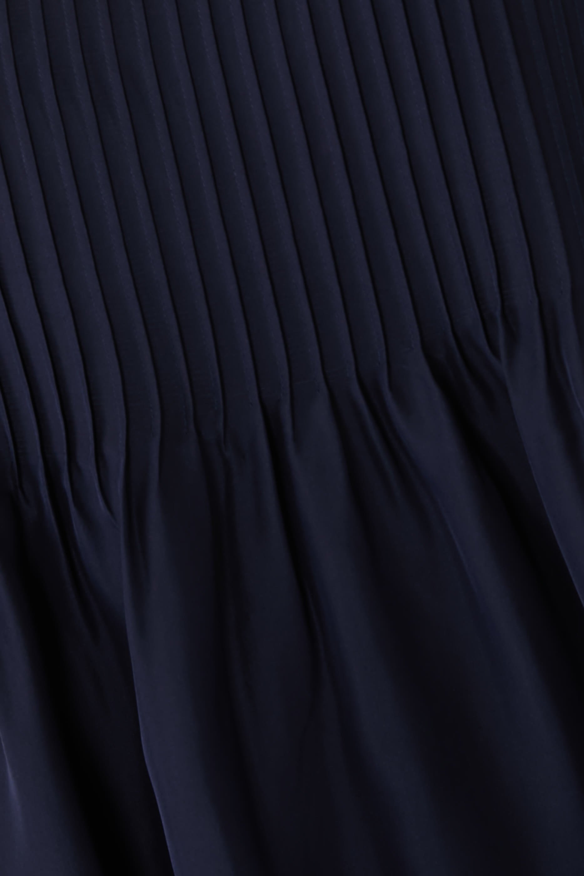 بلوزة بياقة باتو وطيات