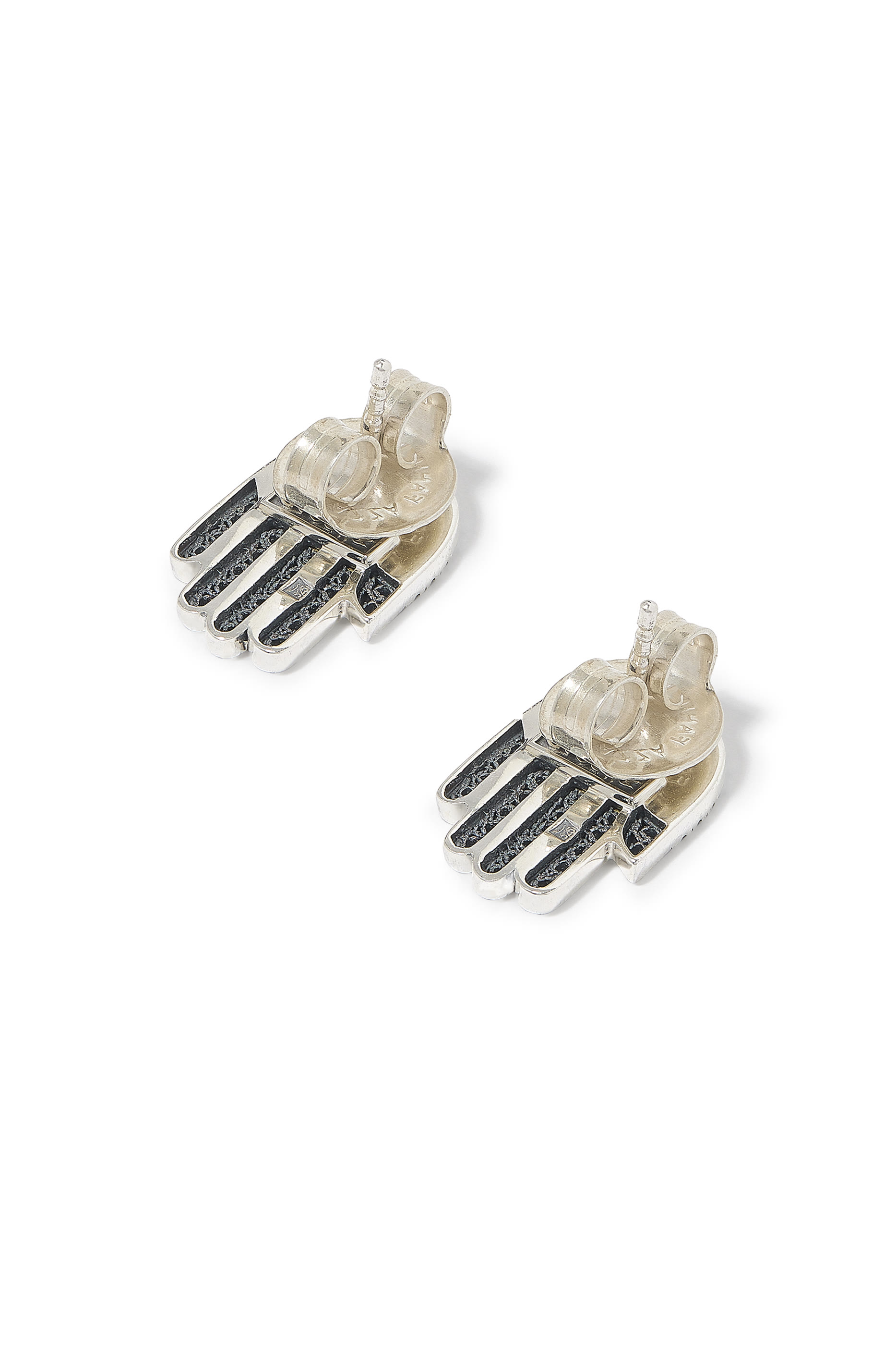 أقراط كاف بزخارف مفرغة مرصعة بالماس شمباين، فضة استرلينية وذهب عيار 18