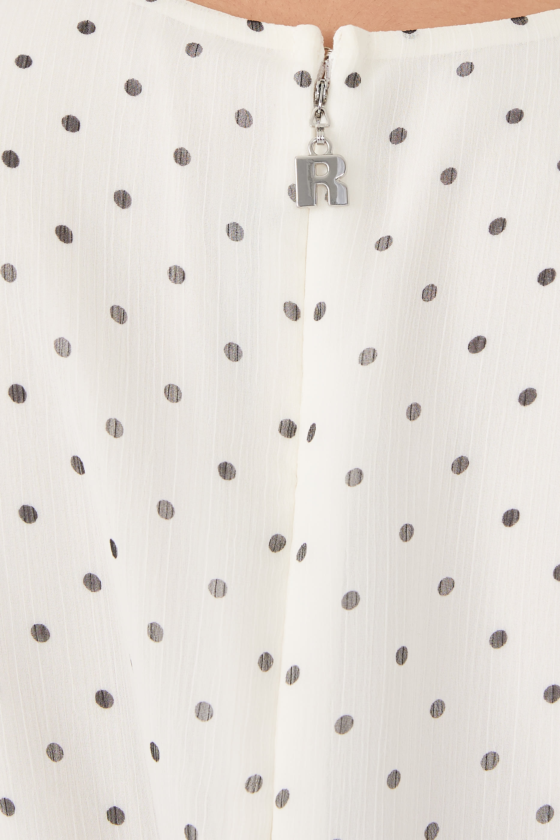 فستان بقصة طويلة وياقة على شكل حرف V