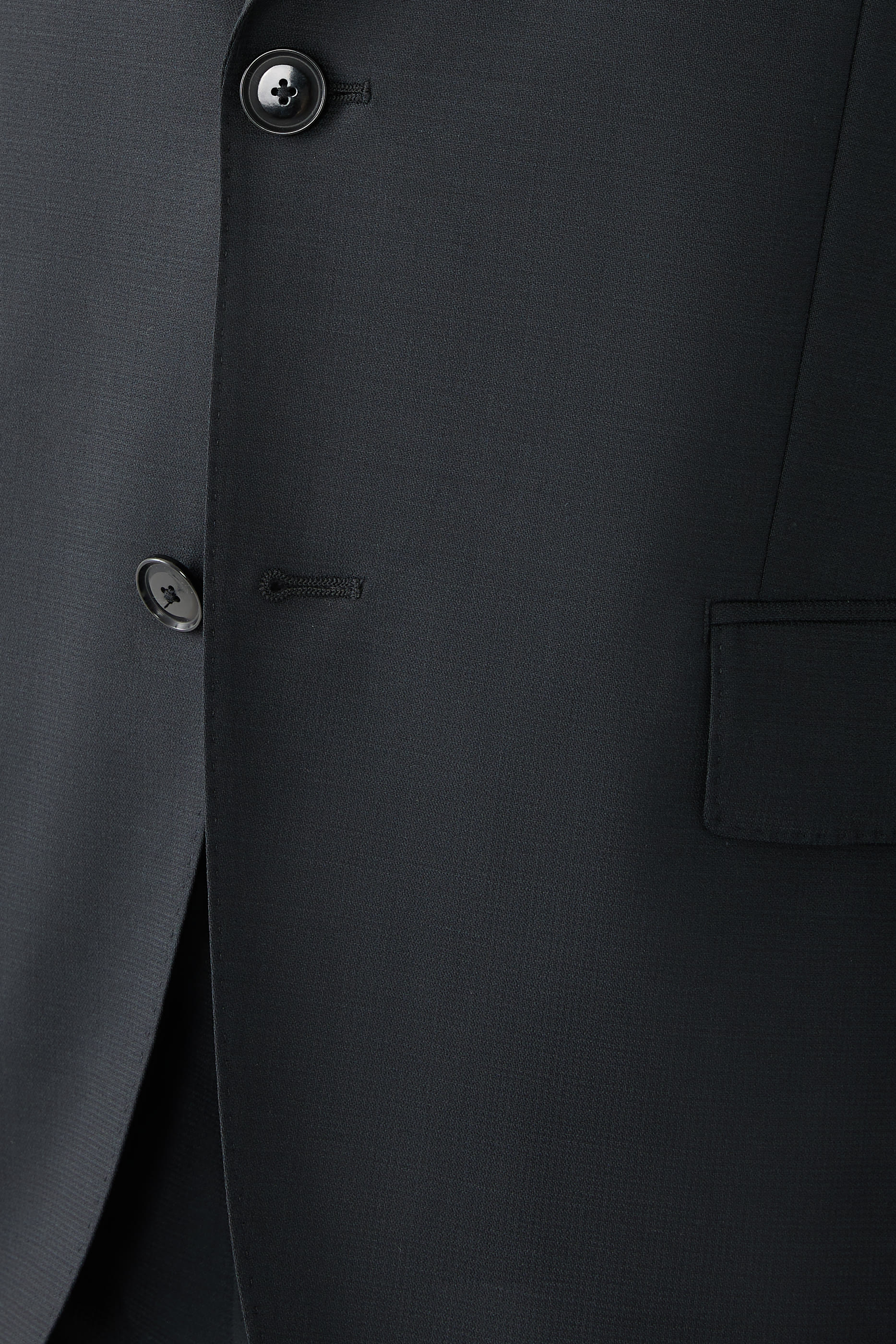 بدلة بقصة ضيقة