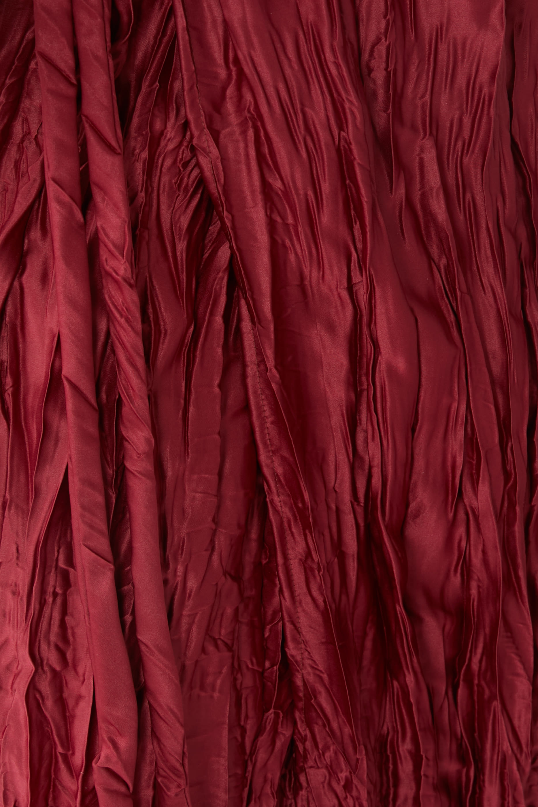 طقم بشت ساتان مجعد، وفستان بلا أكمام بطيات وحزام