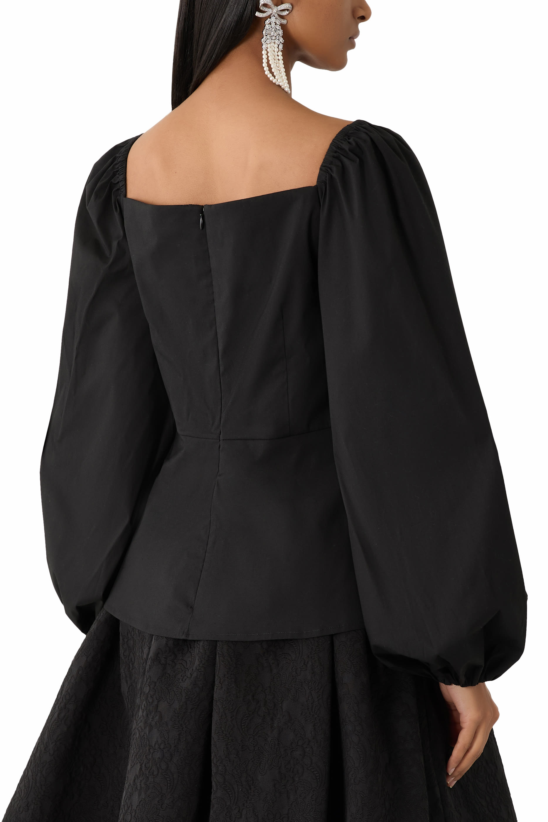 بلوزة بياقة قلب وأكمام منفوخة