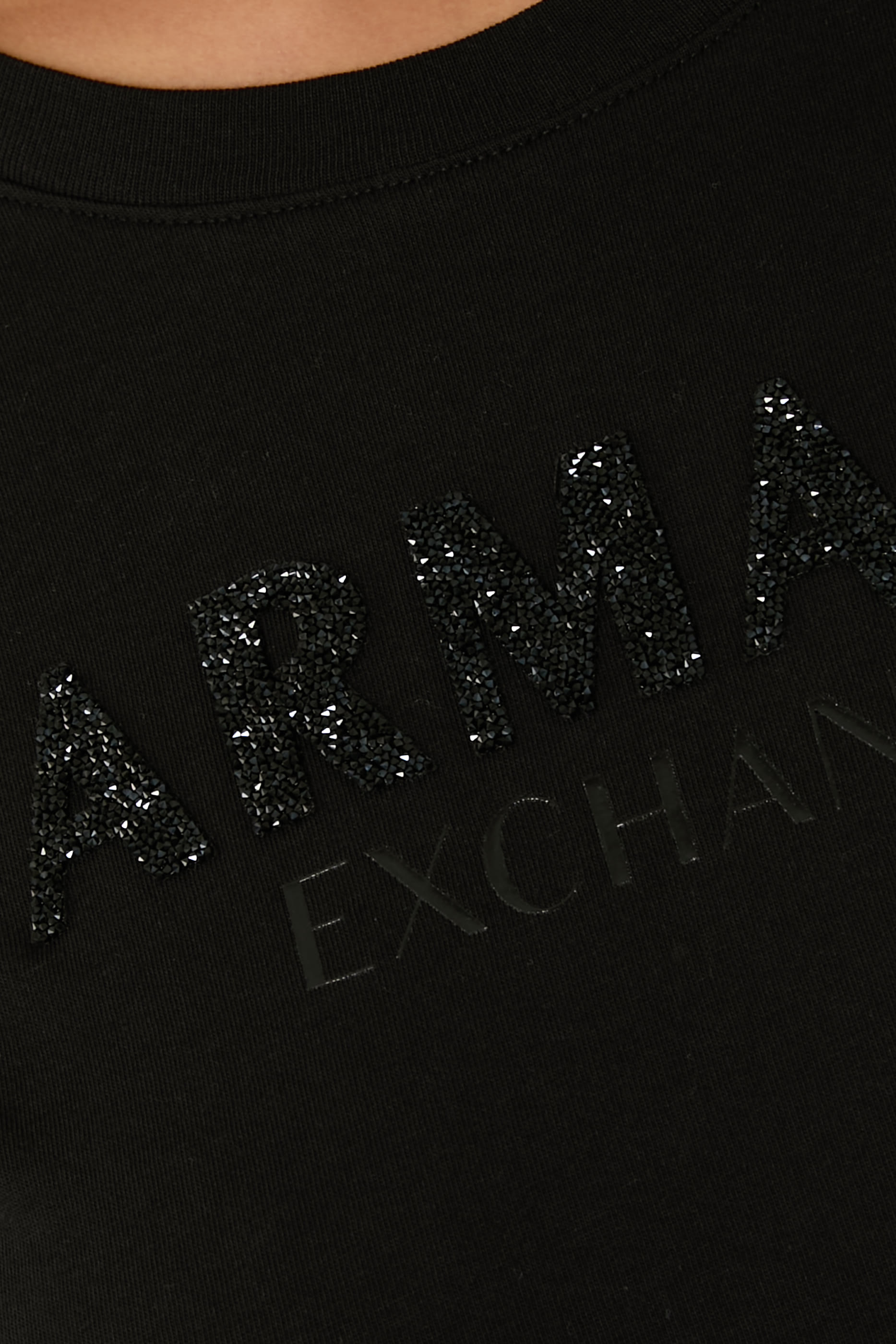 تيشيرت بقصة ضيقة بشعار الماركة قطن