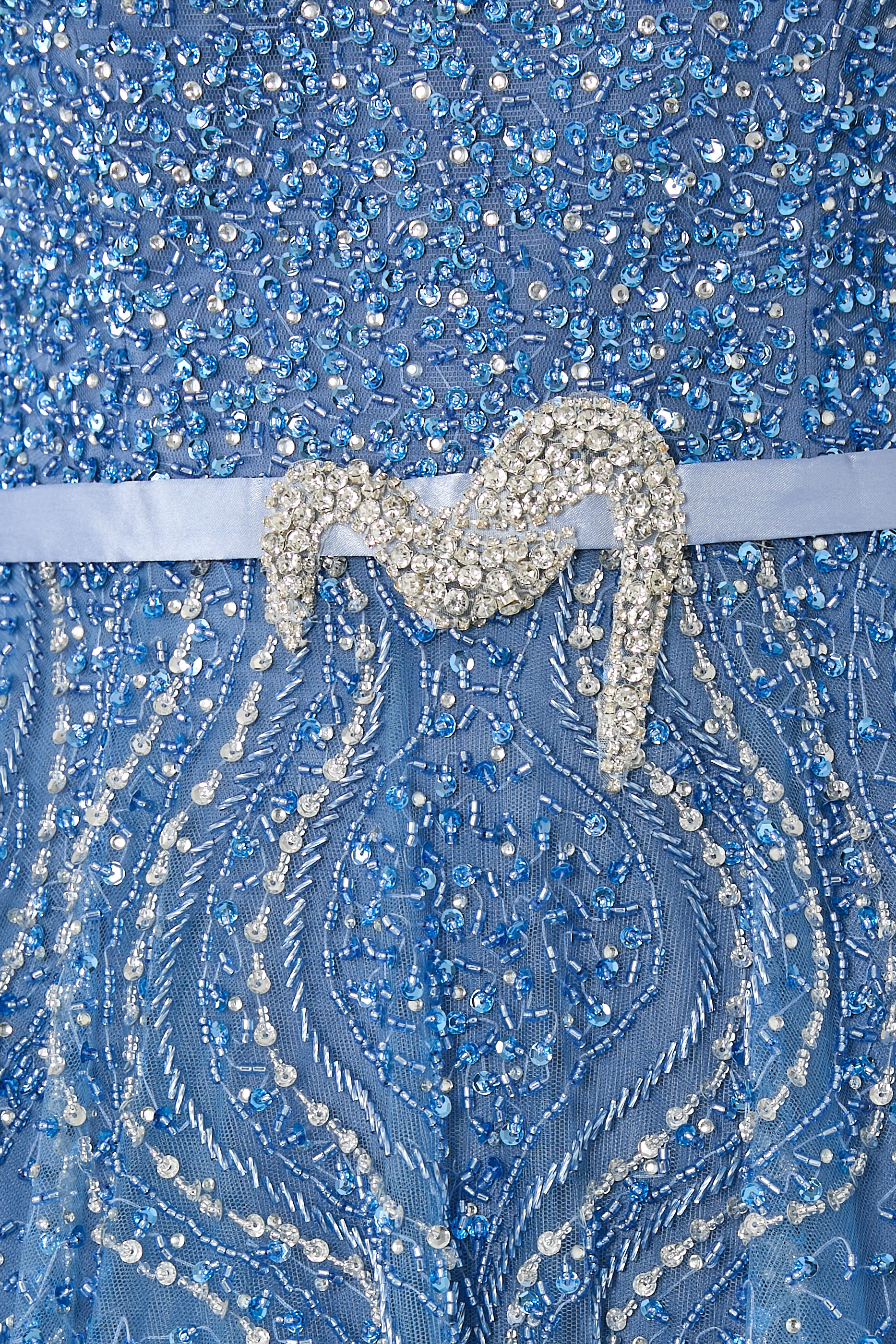 فستان سهرة بخرز بأكمام كاب