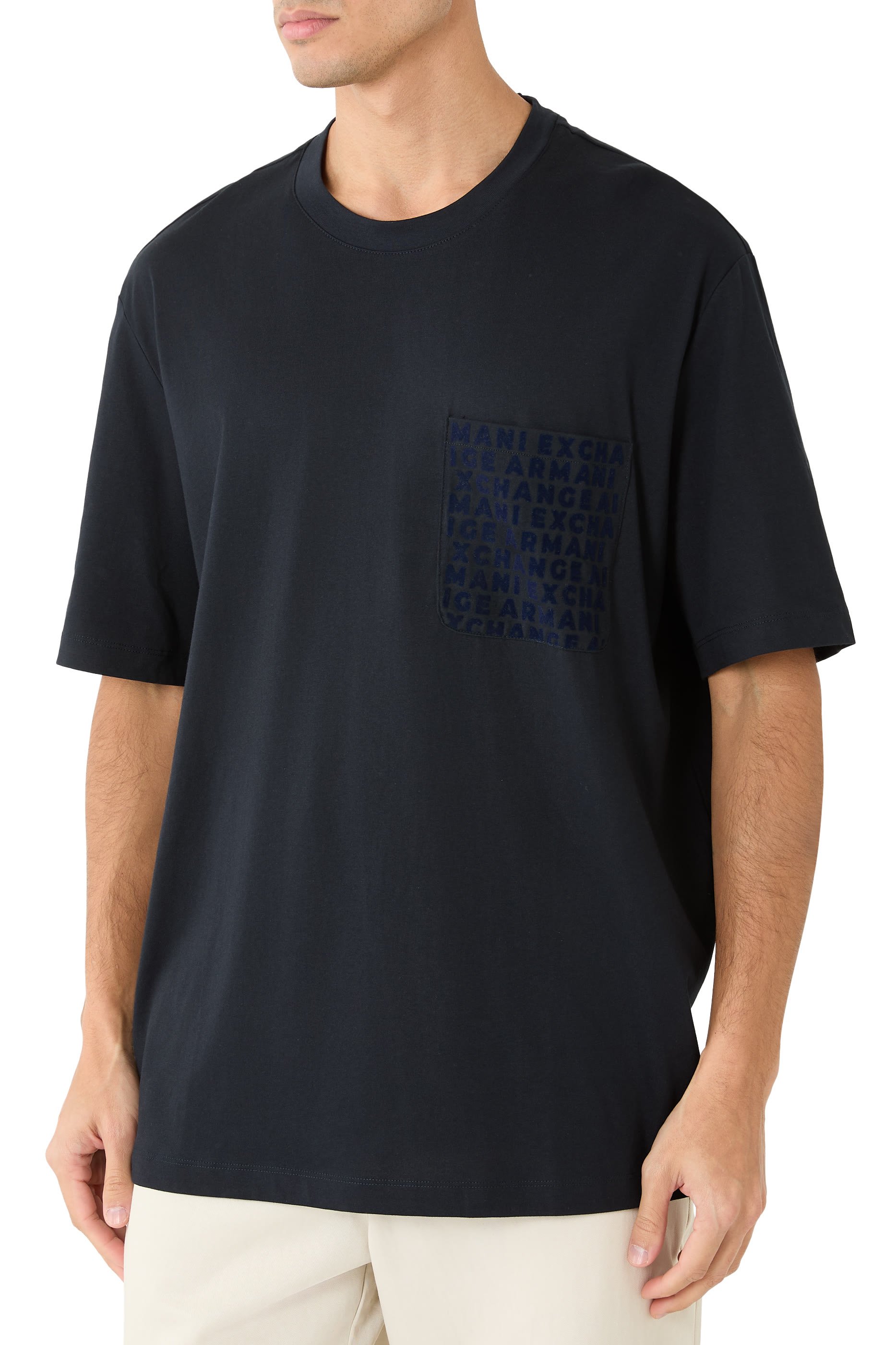 تيشيرت بقصة عادية وجيب بشعار الماركة