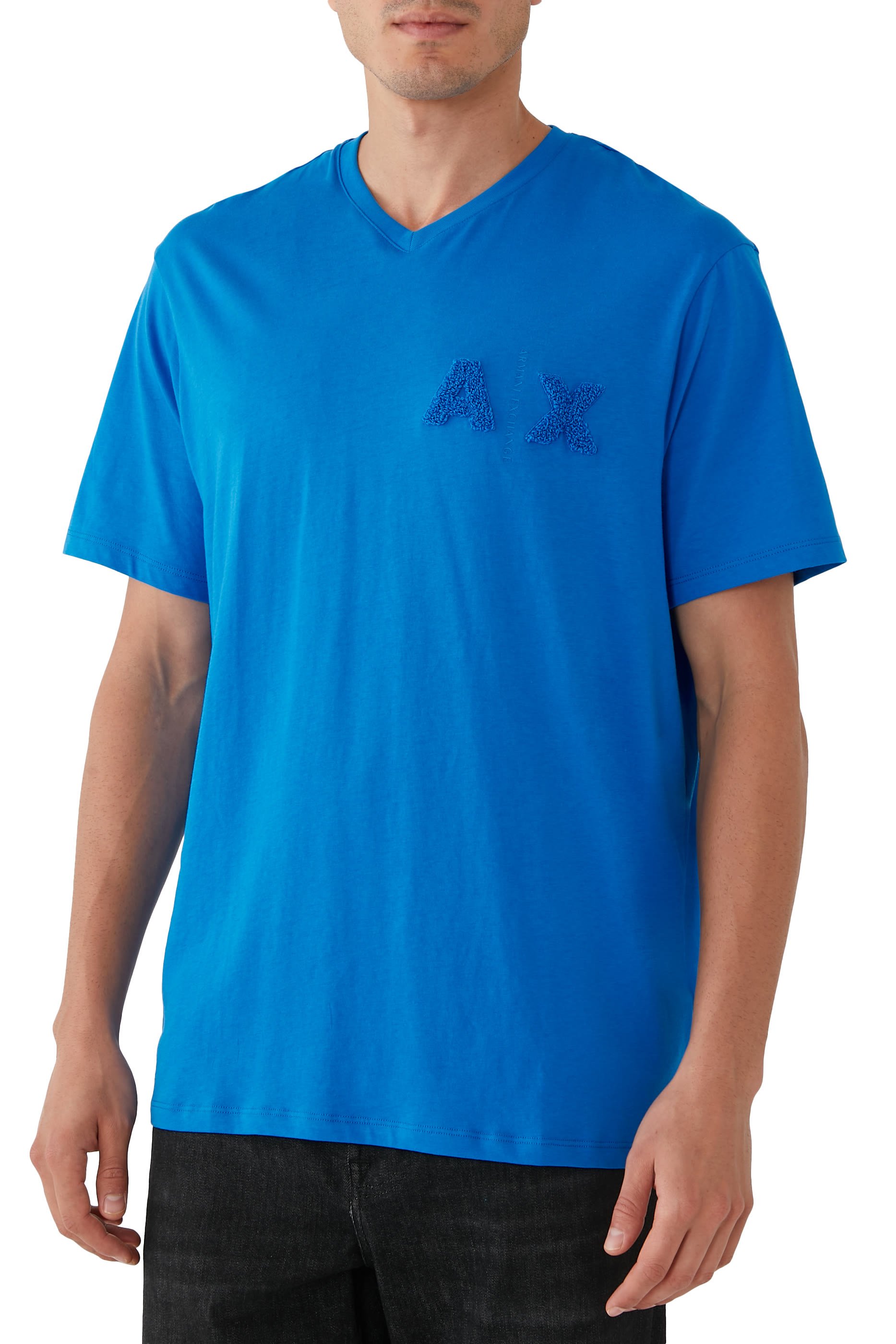 تيشيرت بقصة عادية بياقة على شكل حرفV بشعار الماركة