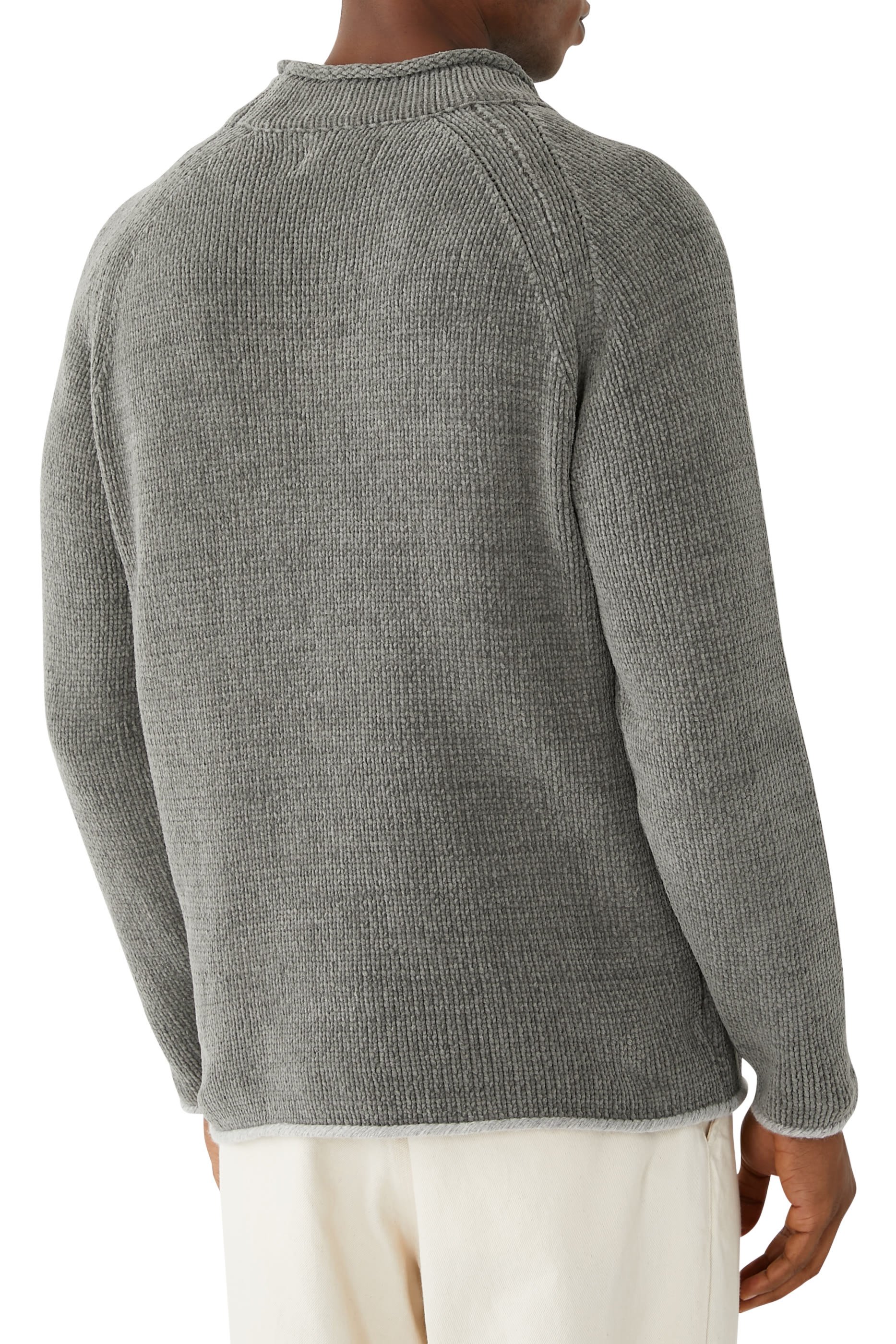 كنزة بياقة عالية وقصة واسعة