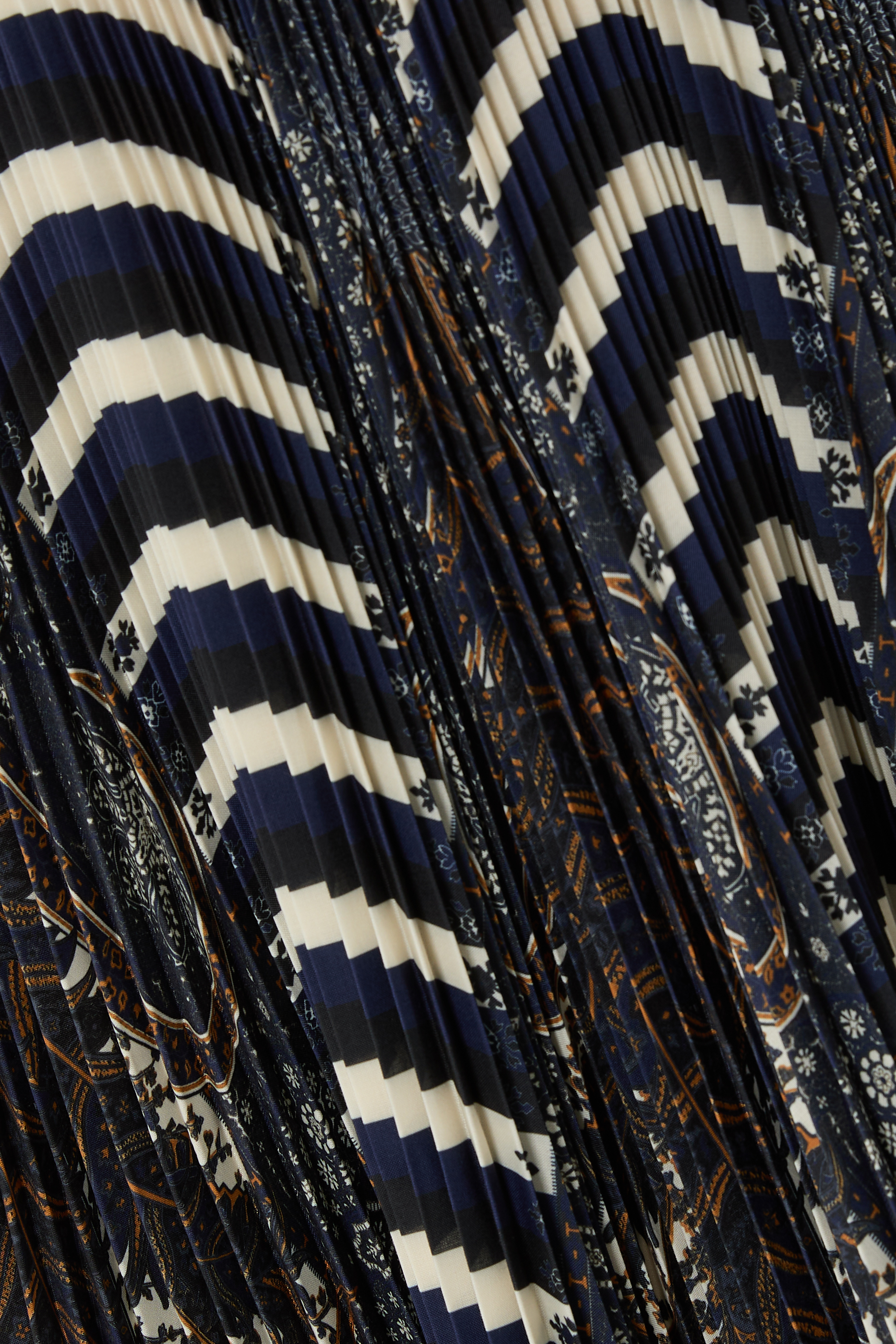 فستان فيوليتا متوسط الطول بلا أكمام وبطيات