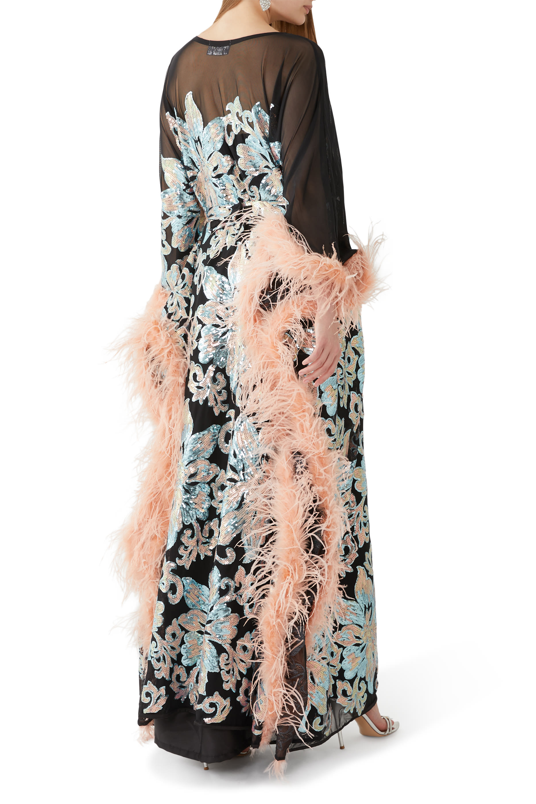 قفطان كوين بتطريزات بالترتر وحواف بالريش