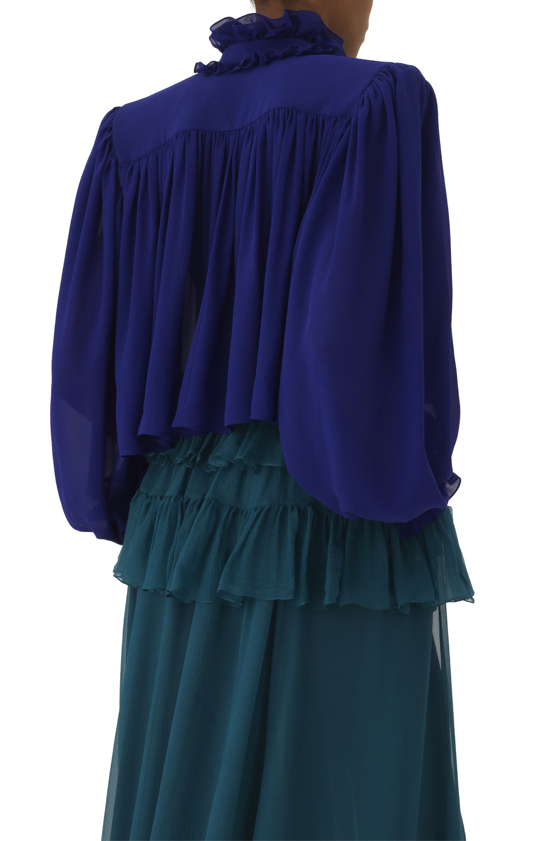 بلوزة طويلة بياقة عالية وكشكش