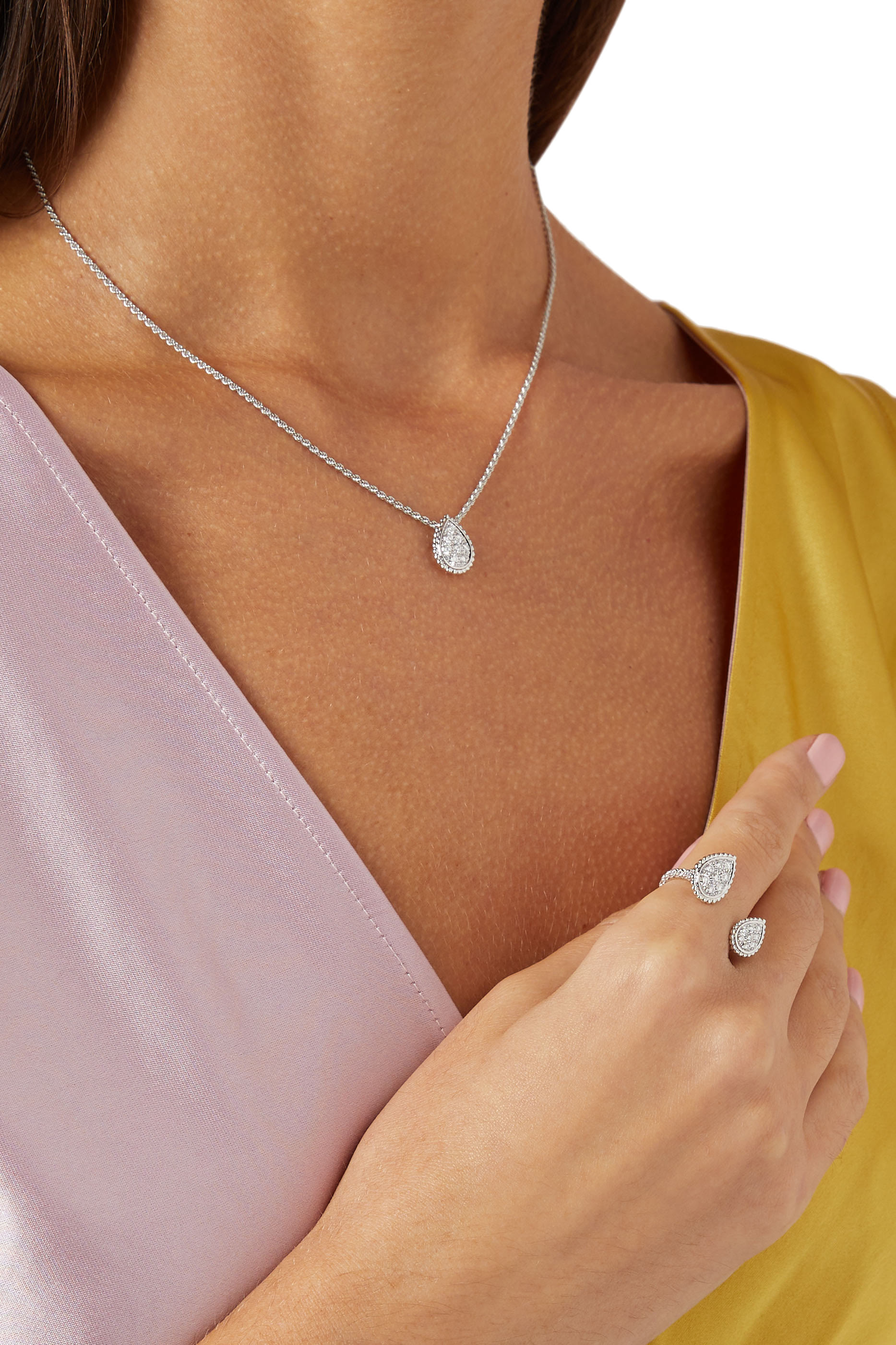 قلادة سيربنت بوهيم بدلاية مرصعة بالماس مقاس S