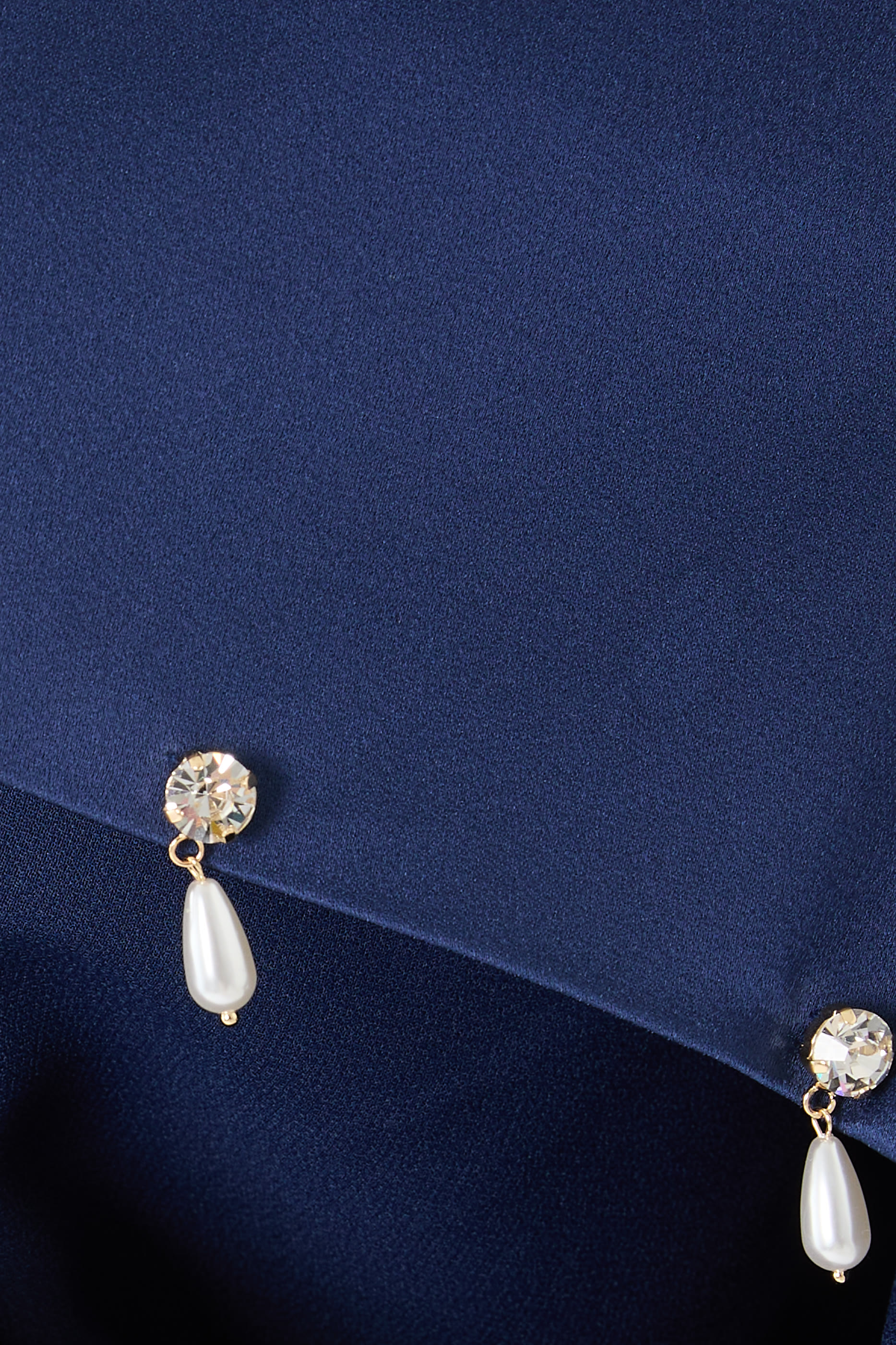 بلوزة مرصعة بلؤلؤ صناعي ساتان