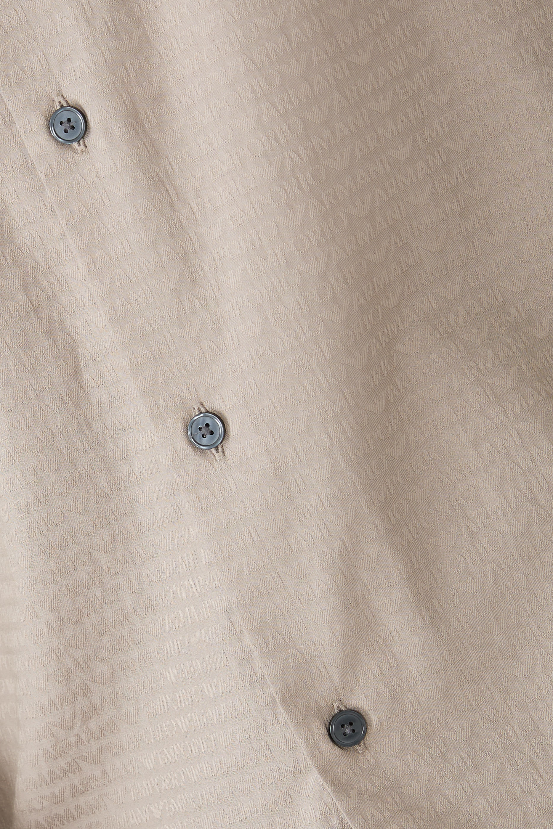 قميص بأكمام طويلة وشعار الماركة بحجم صغير