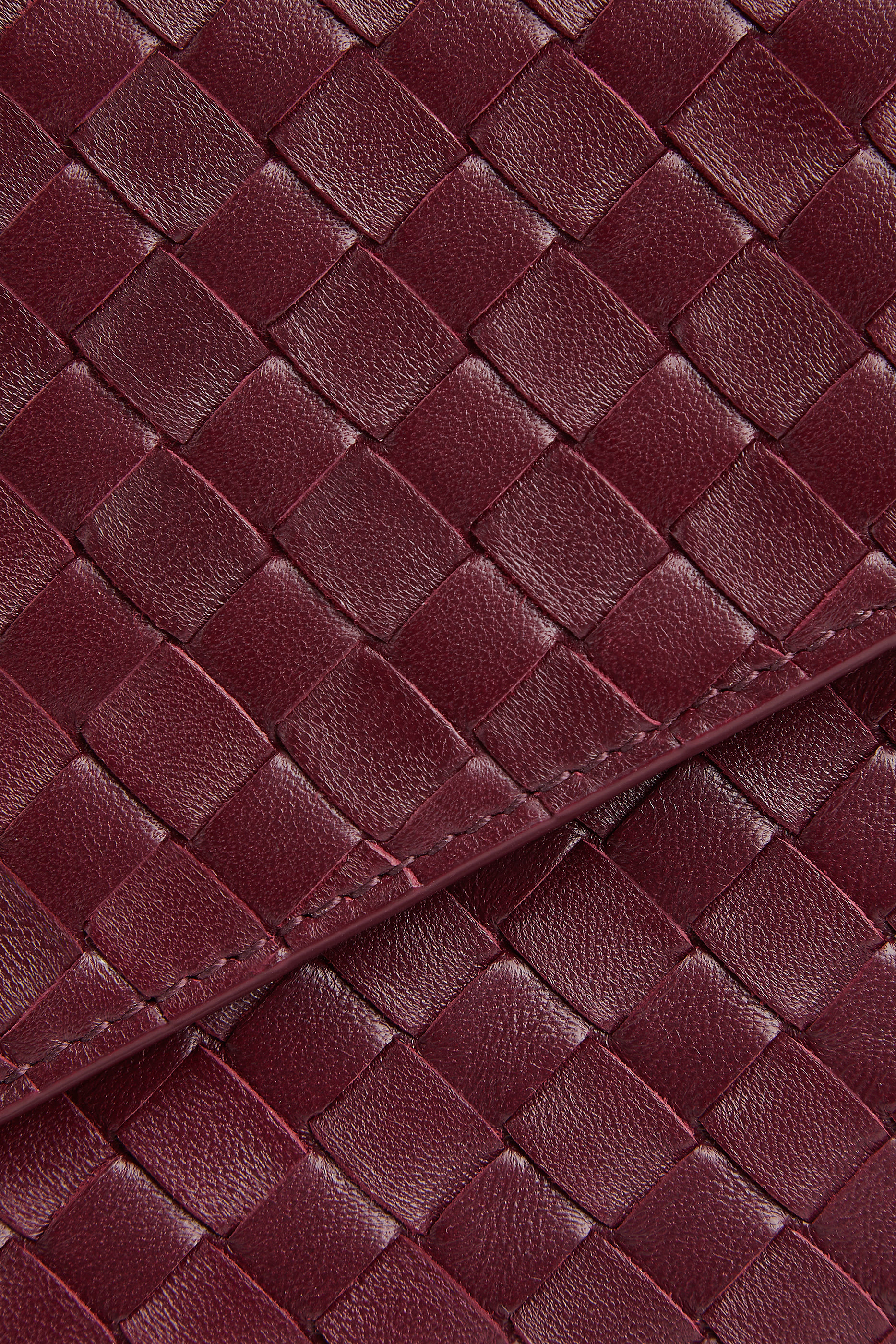 حقيبة بقفل بتصميم عقدة