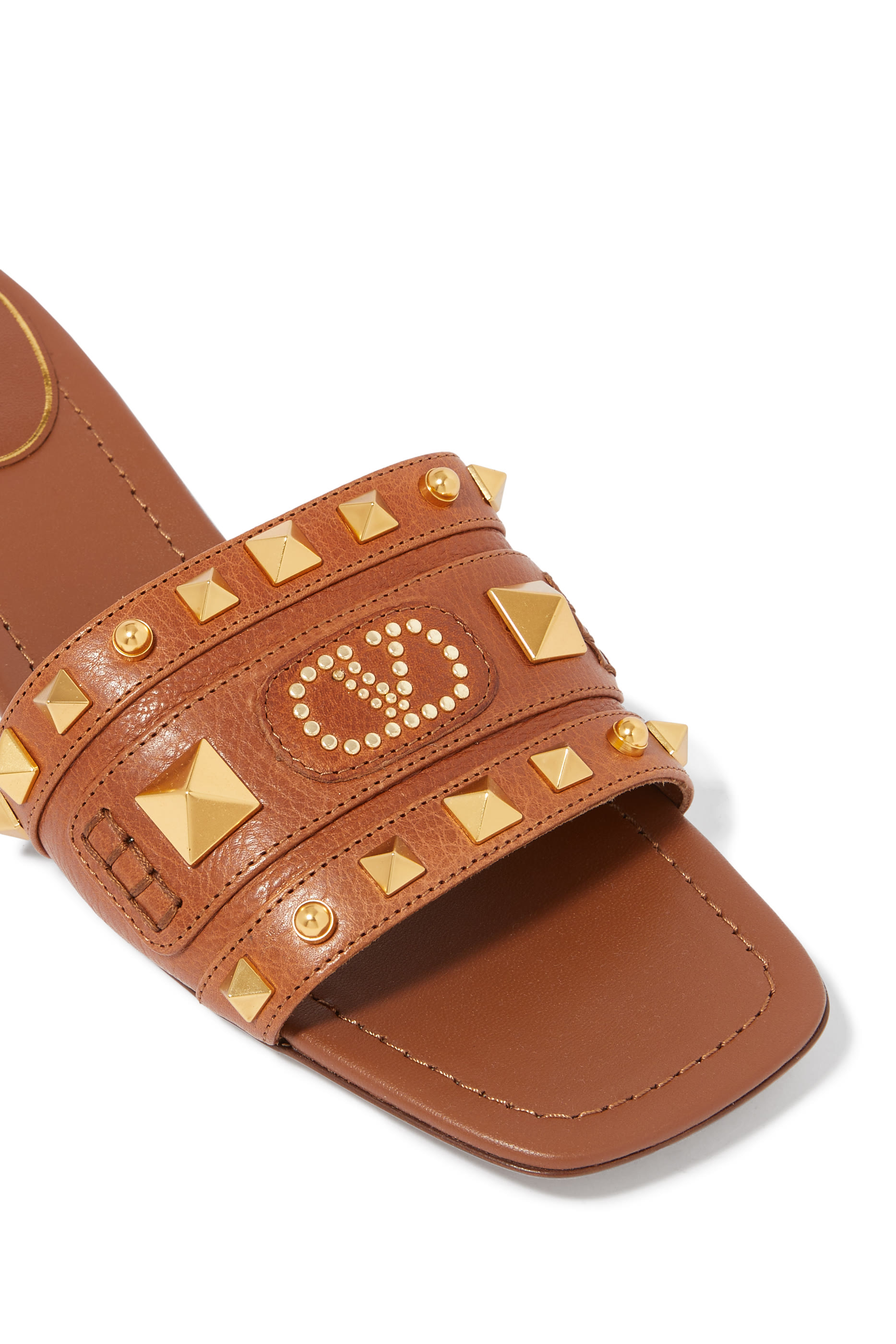 حذاء مفتوح بحلي هرمية