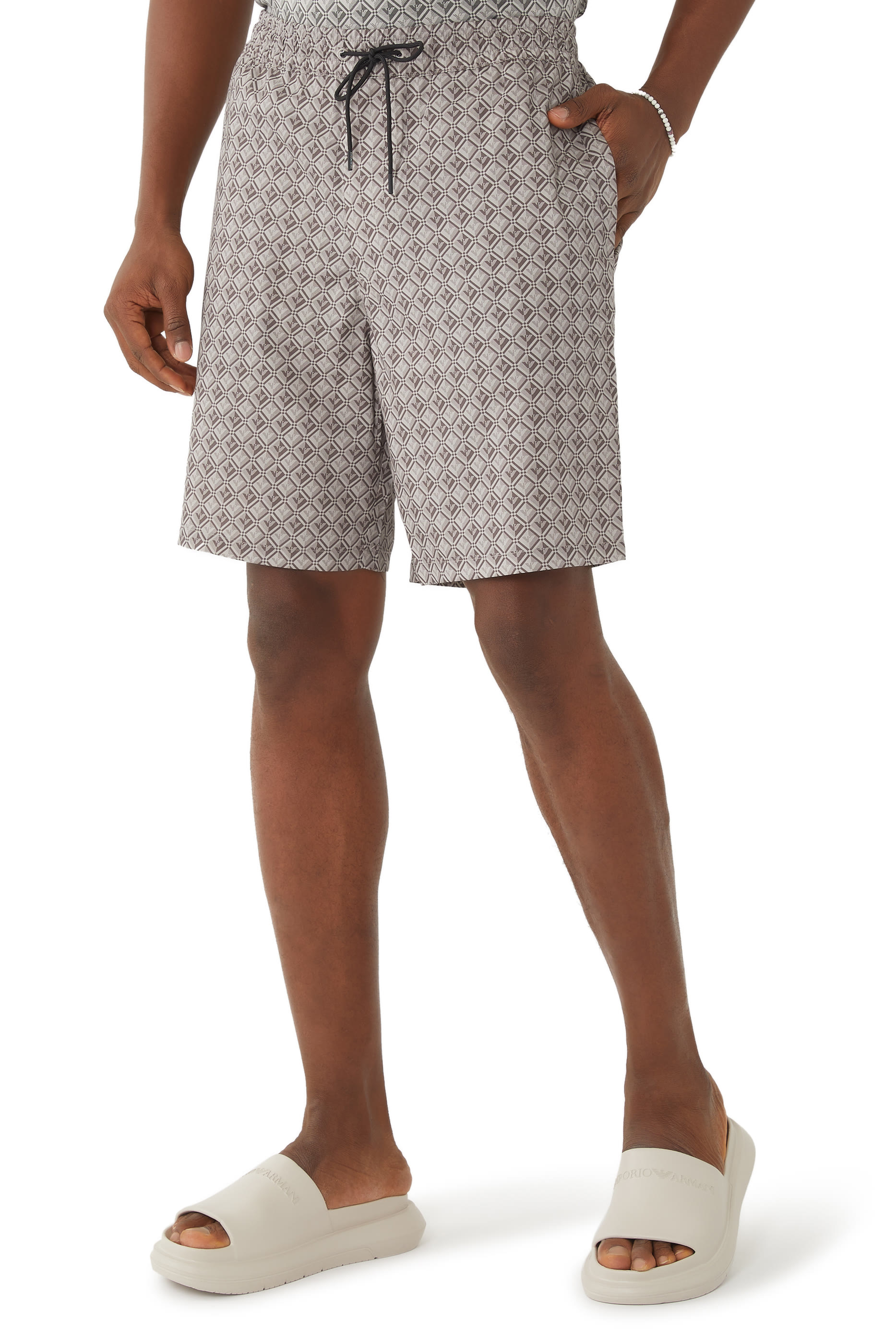 شورت بطبعات شعار النسر بحجم صغير