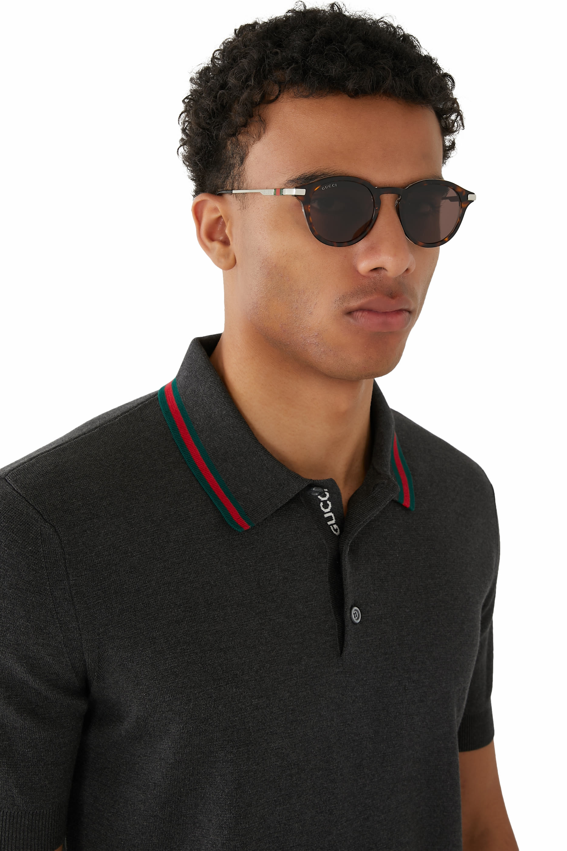 نظارة شمسية بإطار مستدير وشعار الماركة