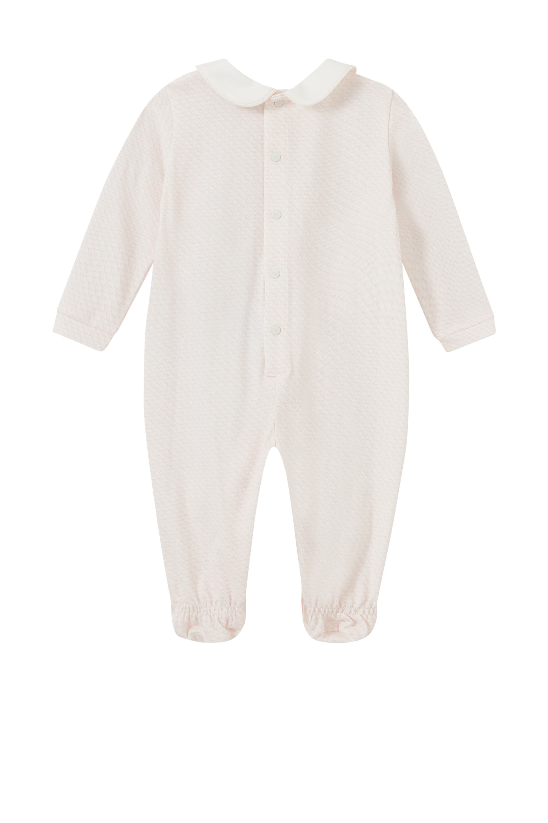 جمبسوت بشعار الماركة ضمن تشكيلة الملابس الأساسية