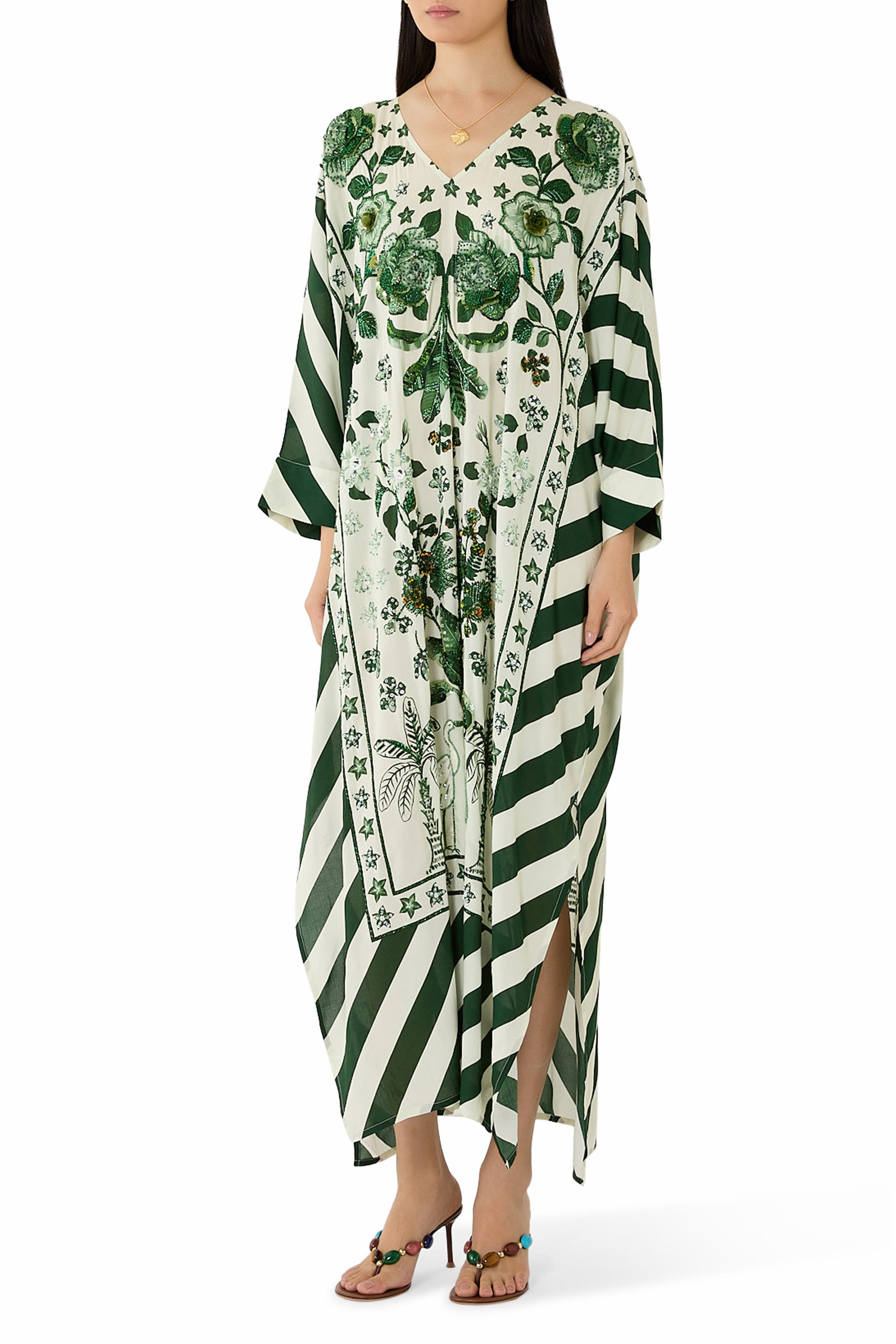 قفطان بأكمام بتصميم جناح الخفاش وتطريز يدوي بخرز