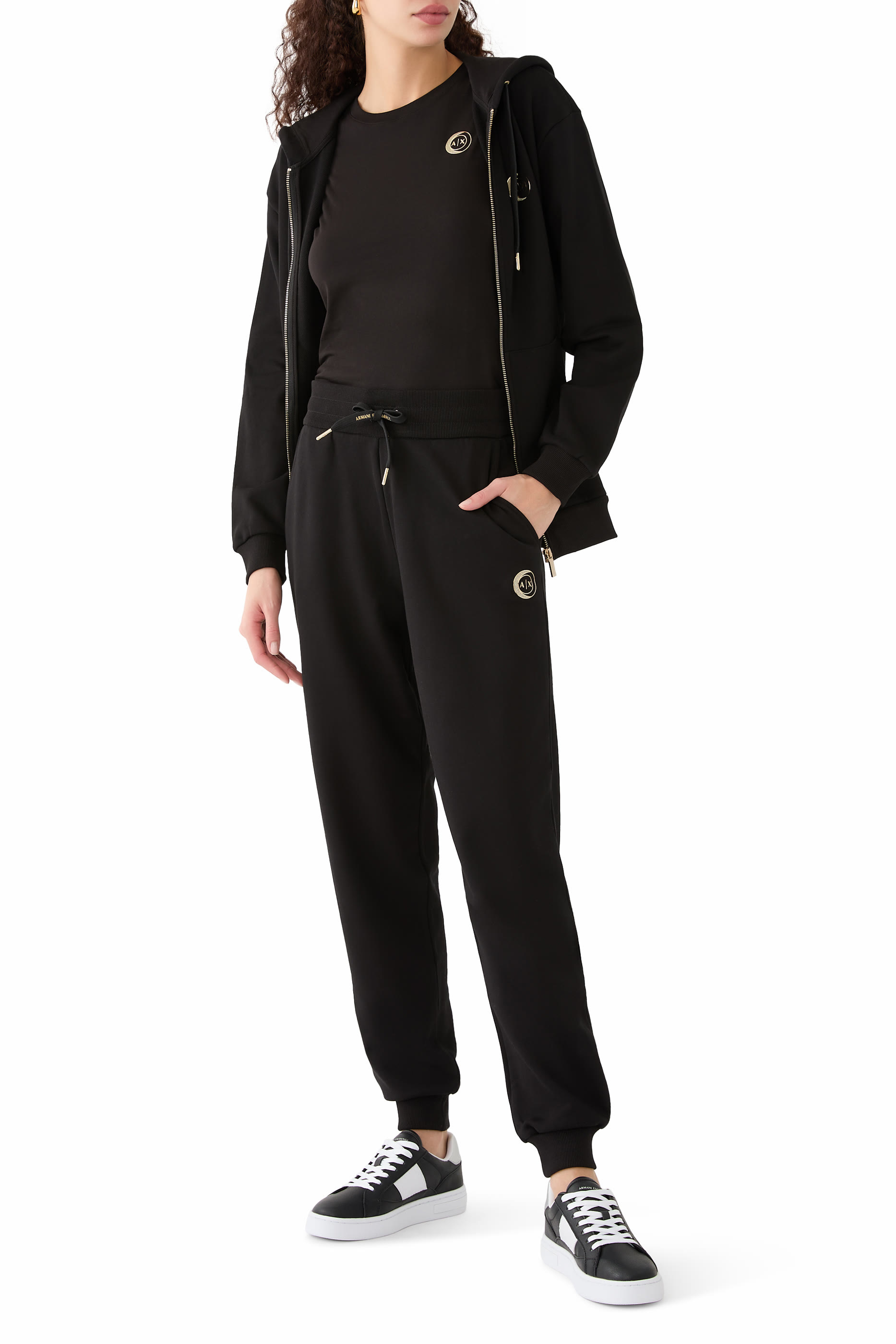 تيشيرت بقصة ضيقة وشعار الماركة