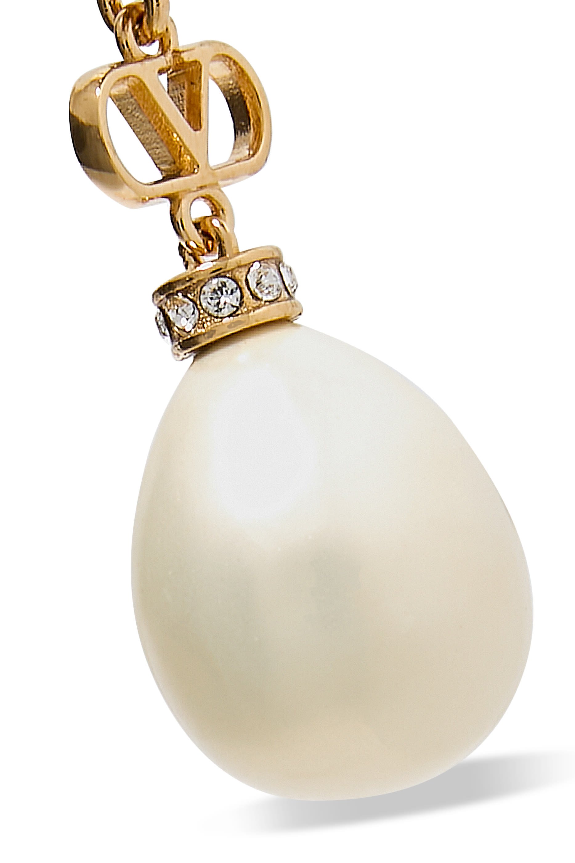 أقراط بتصميم شعار الماركة مرصعة بلؤلؤ