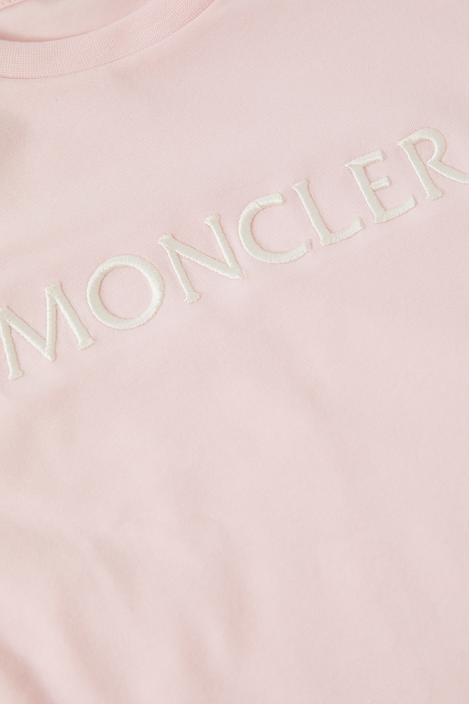 تيشيرت قطن بتطريز شعار الماركة للأطفال