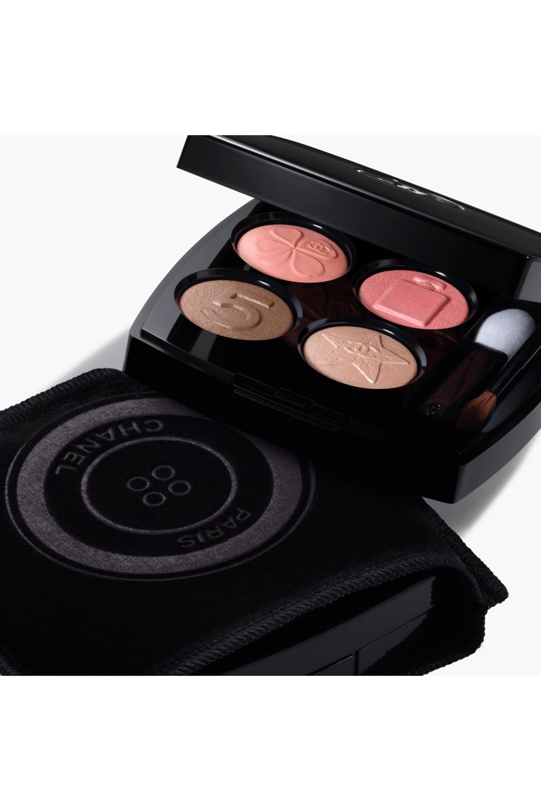 لوحة ظلال عيون Les 4 Ombres Boutons بأربعة ألوان بلمسات نهائية متنوعة