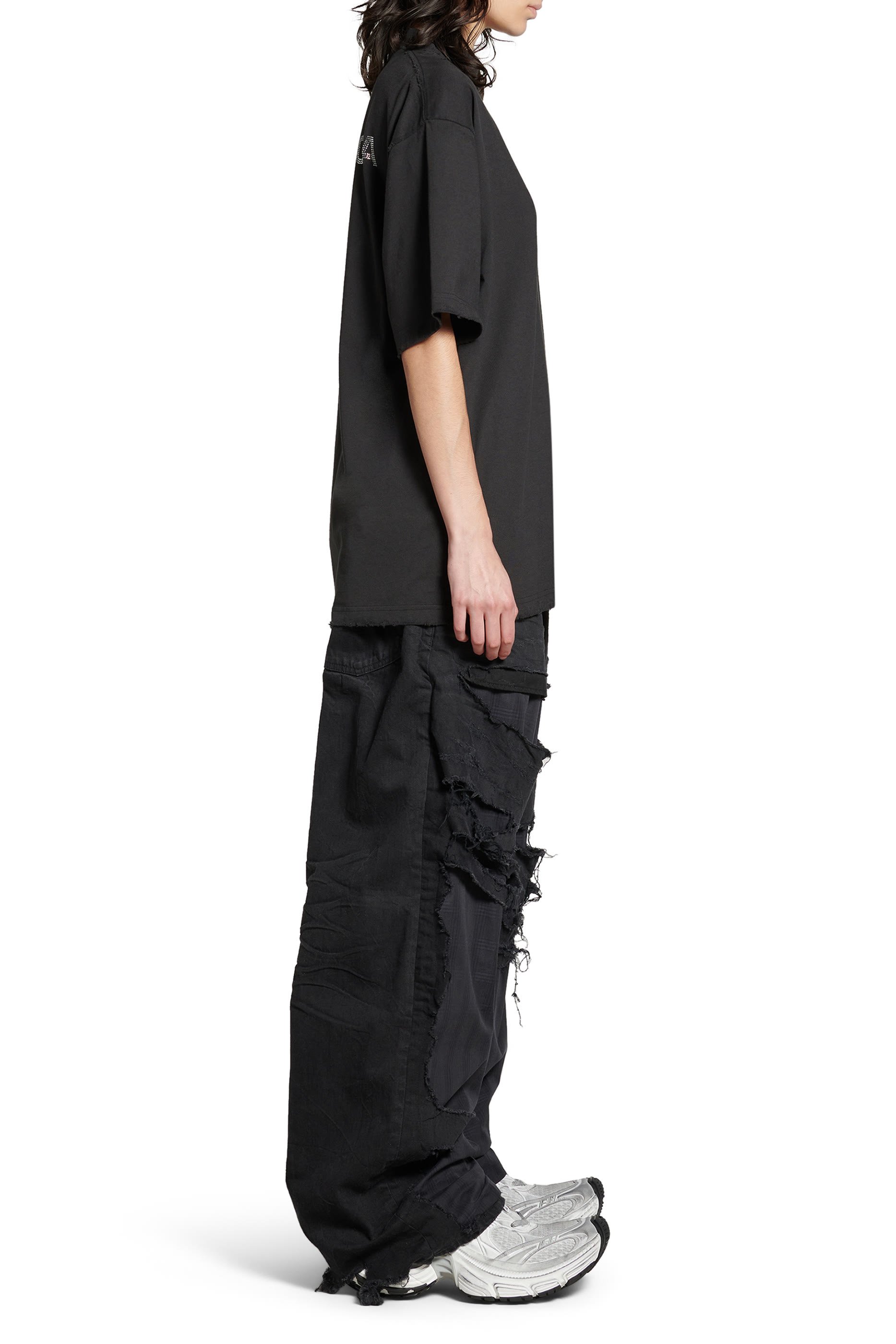 تيشيرت بطبعة بشعار الماركة