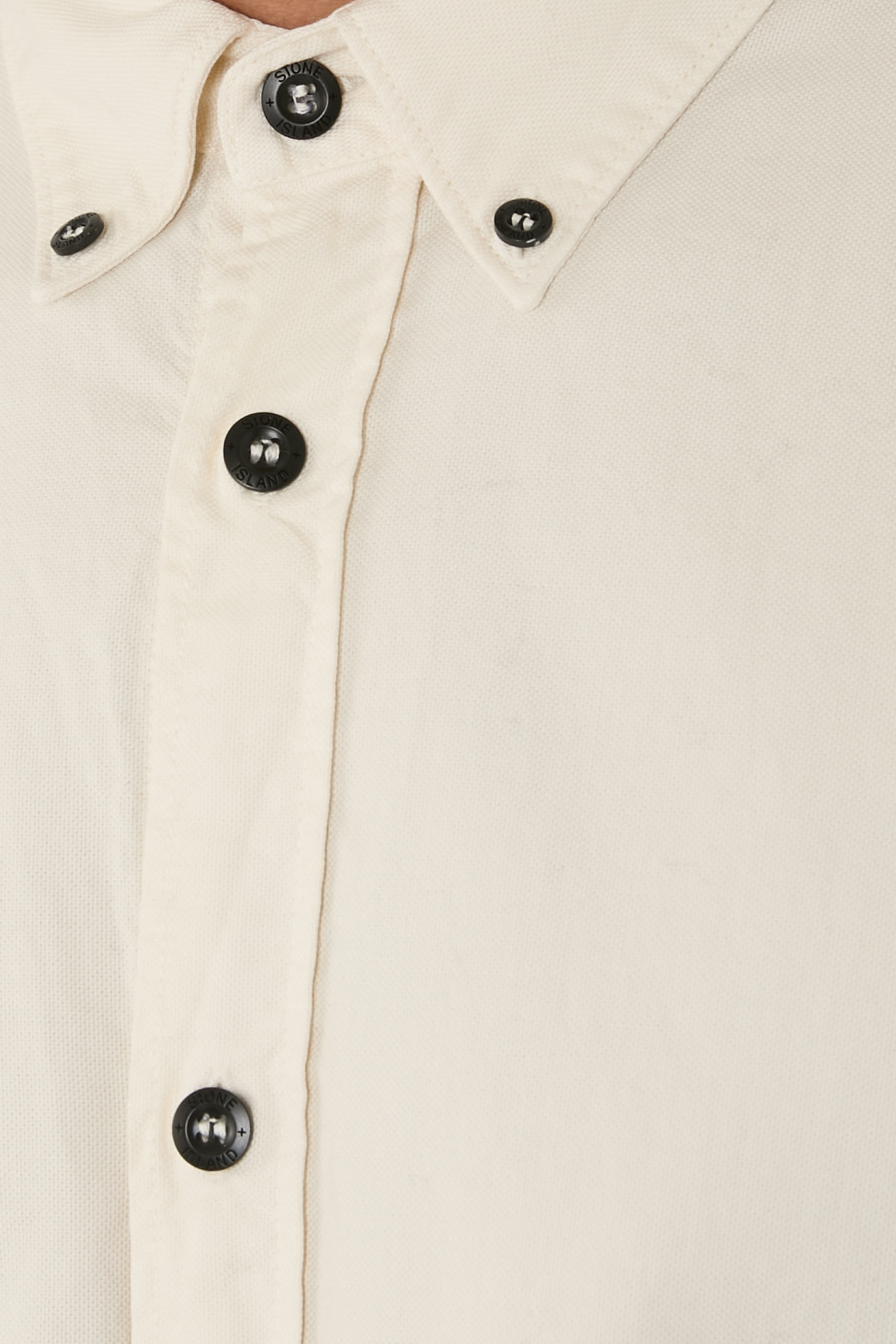 قميص بقصة مريحة مطرز بشعار الماركة 