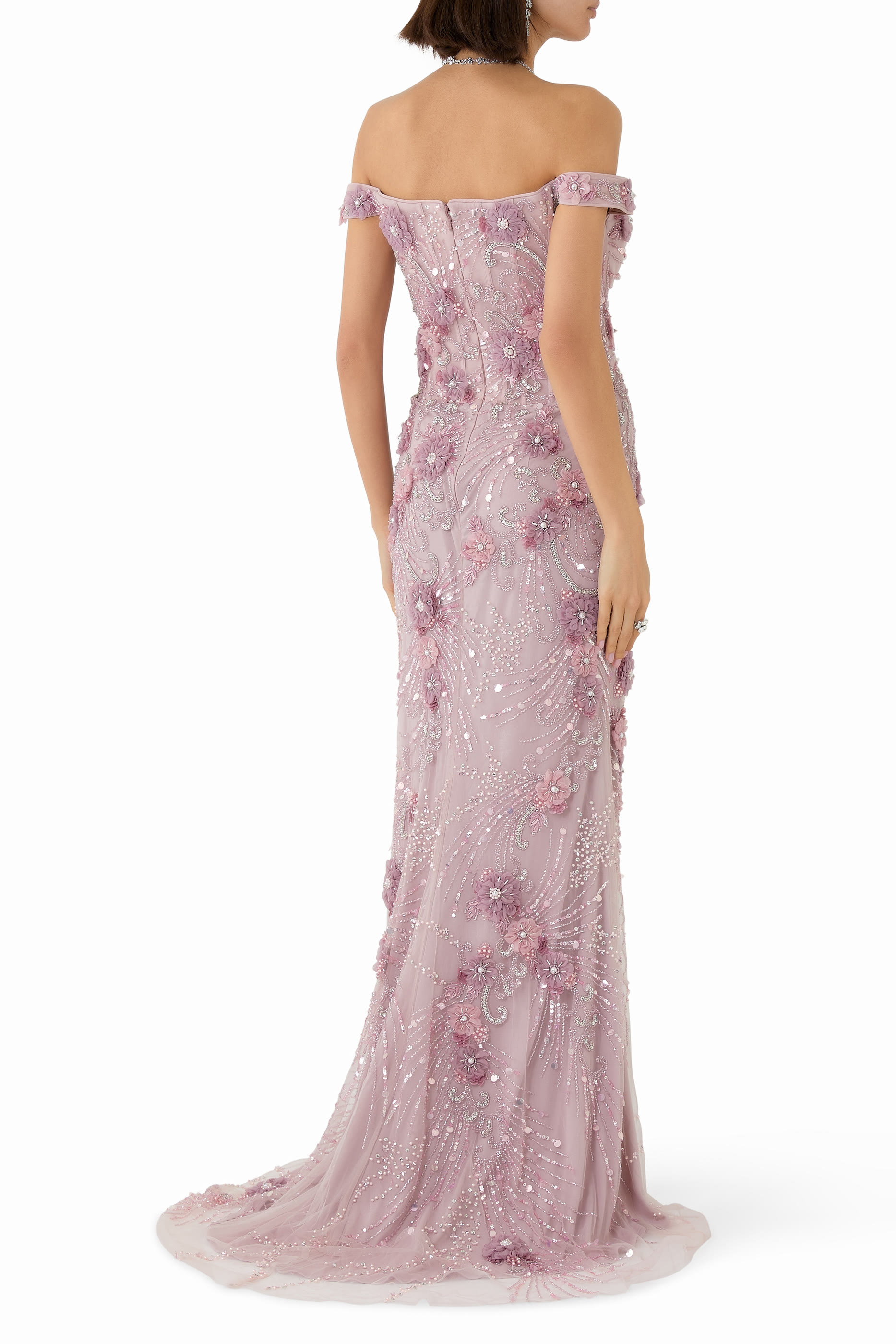 فستان سهرة بأكتاف مكشوفة وتطريزات بالخرز