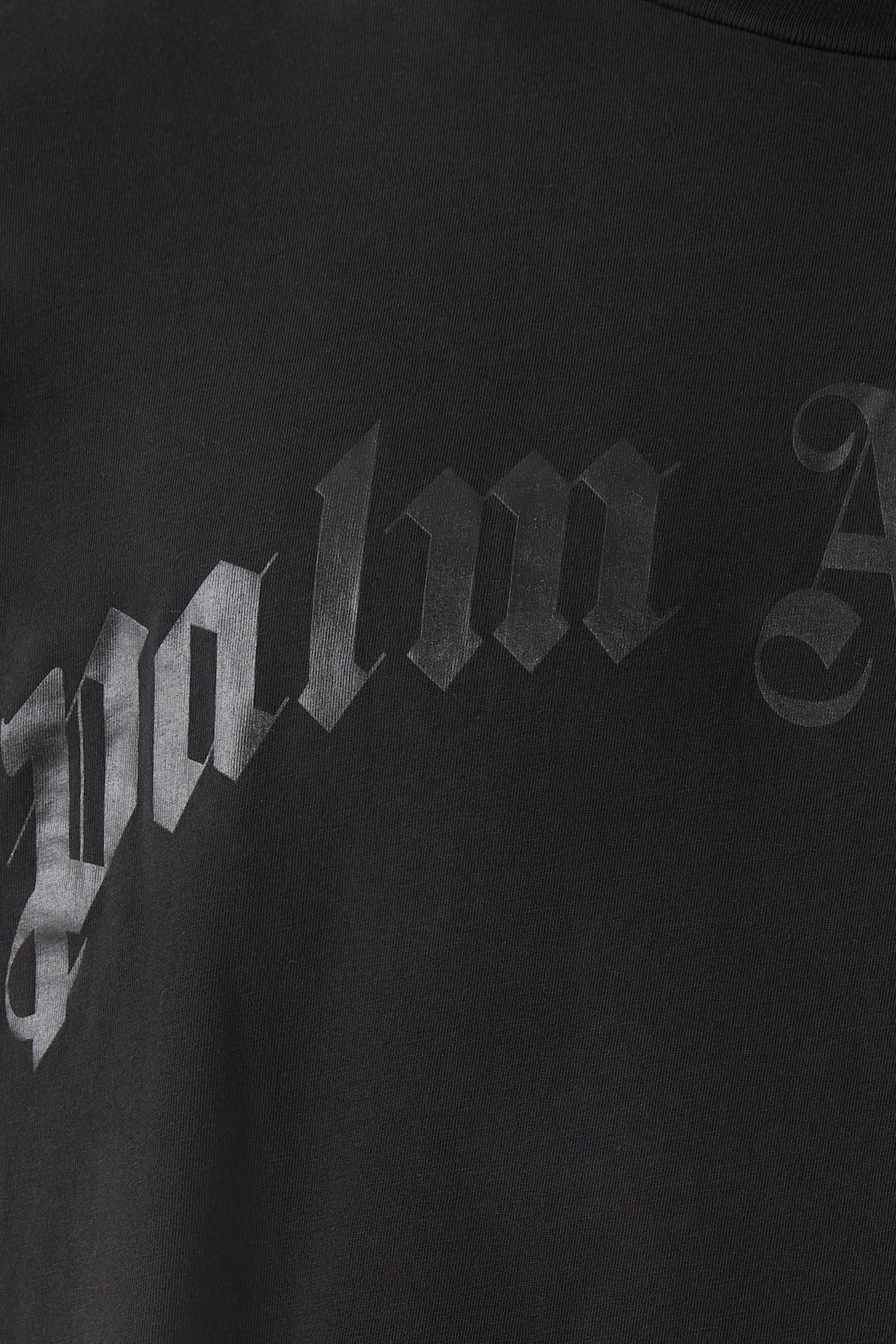 تيشيرت بشعار الماركة بتصميم مقوس