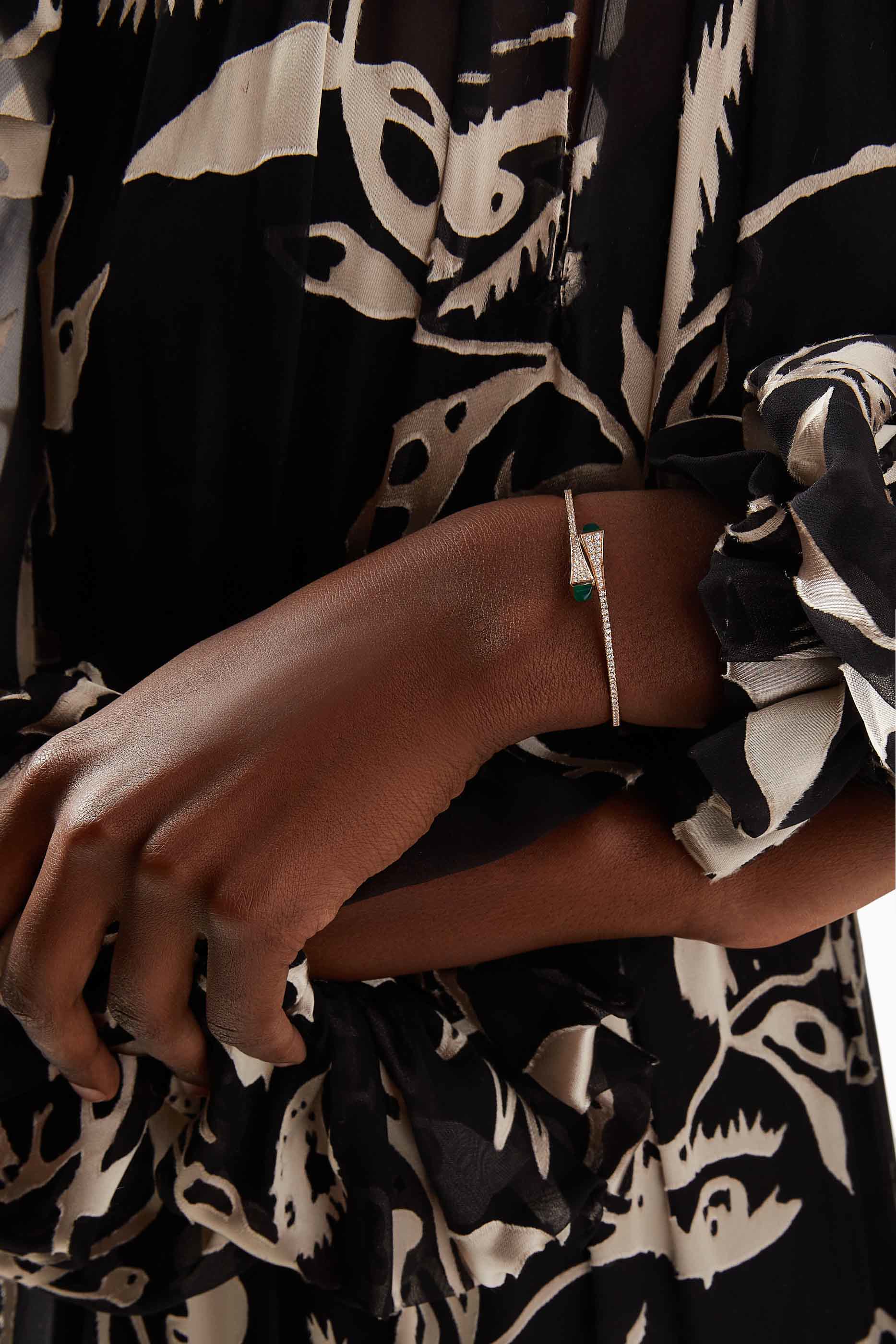 سوار كليو رفيع مرصع بالماس والعقيق الأخضر ذهب وردي عيار 18