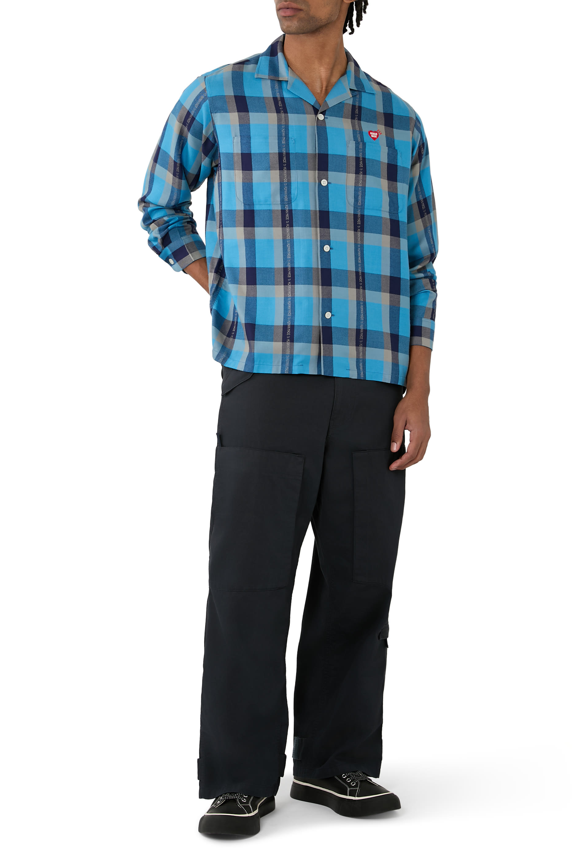 قميص بياقة مفتوحة ونقشة مربعات