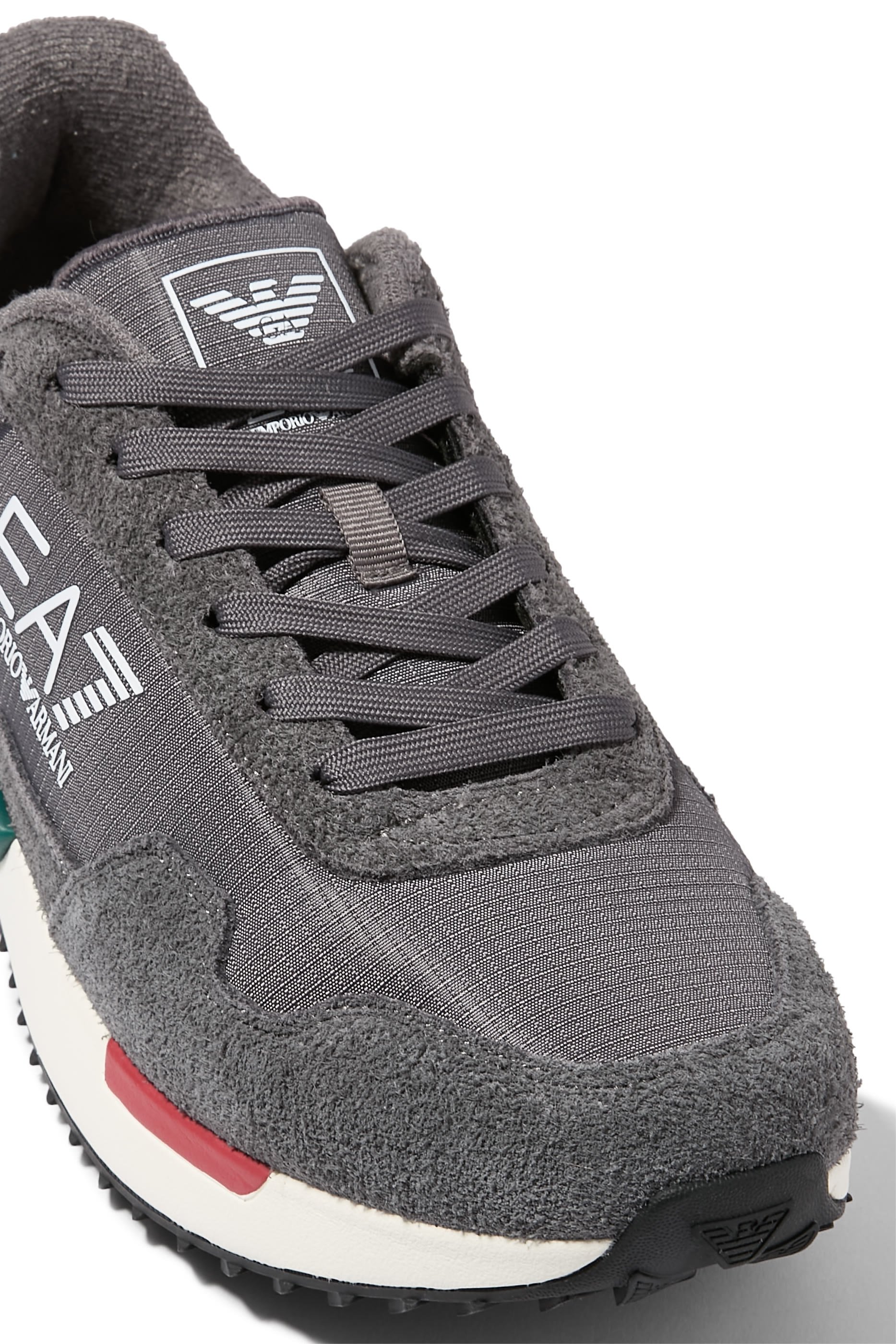 سنيكرز بشعار الماركة للجري