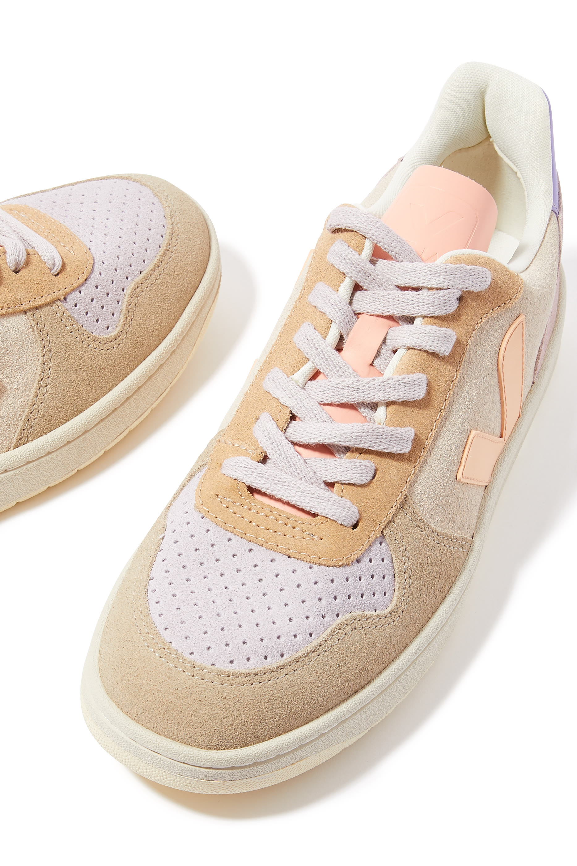 سنيكرز في-10 بكاحل منخفض شمواه