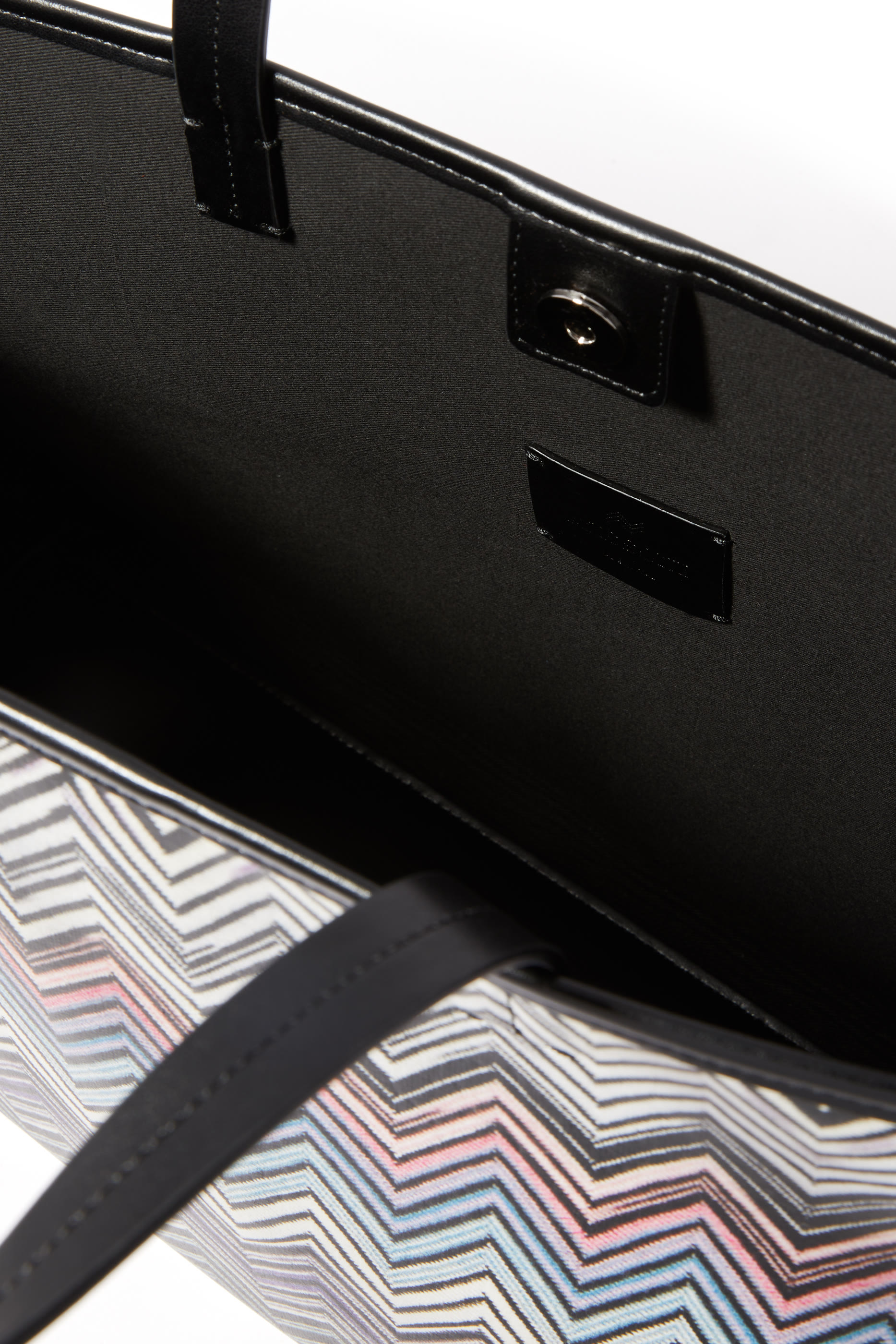 حقيبة يد متوسطة بنقشة خطوط متعرجة