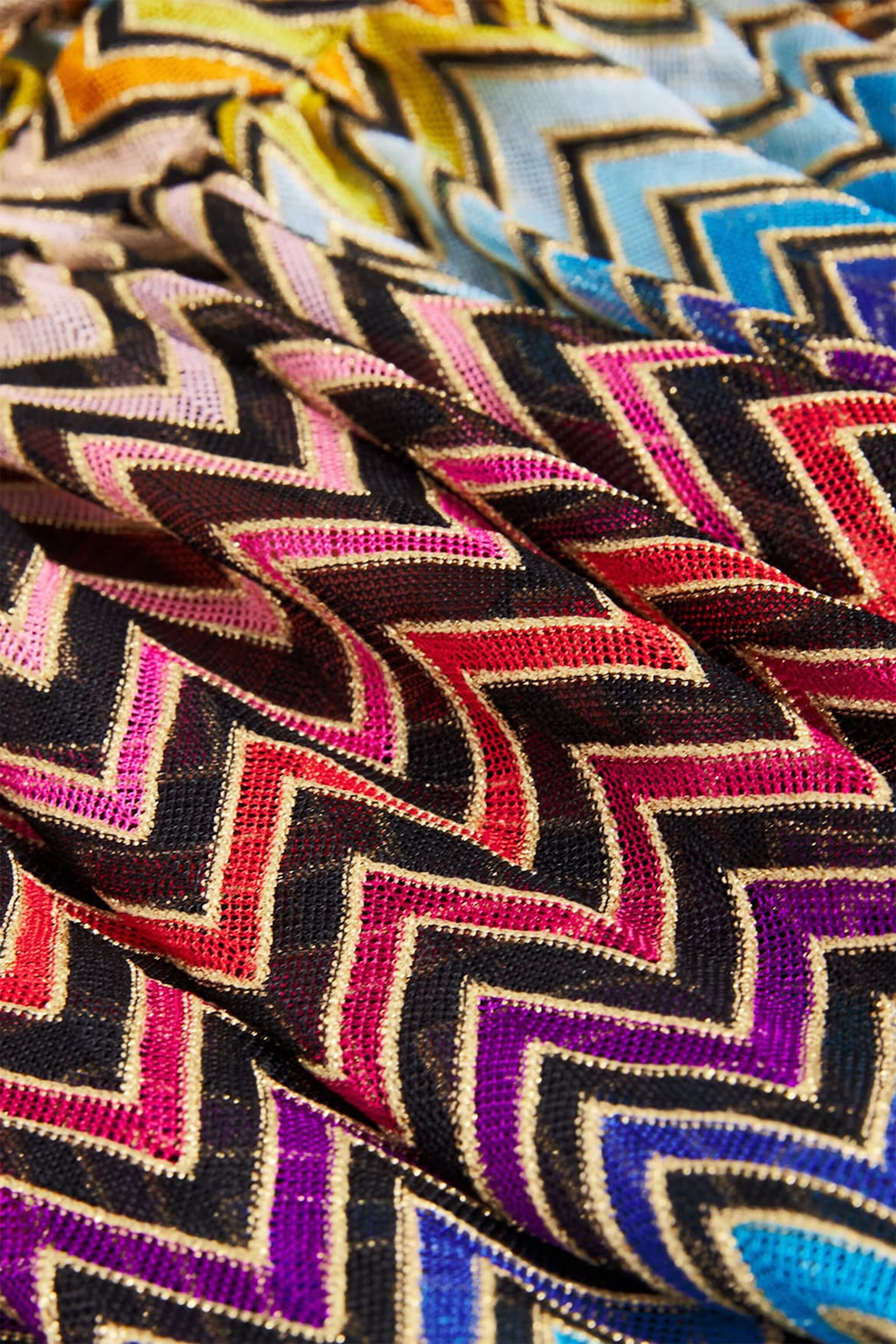 جمبسوت بقصة قصيرة بياقة V ونقشة خطوط متعرجة مزيج قماش لامع