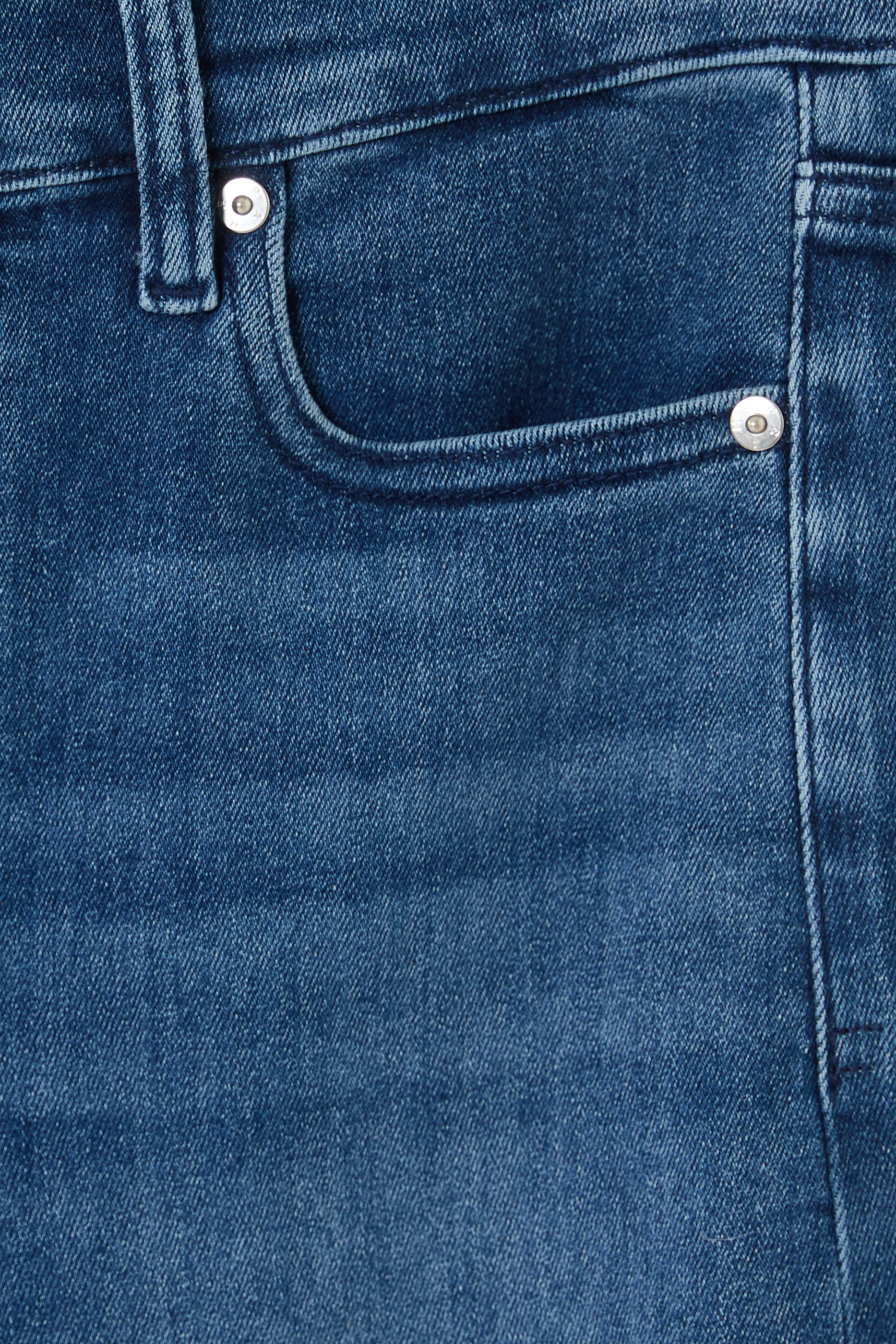 بنطال جينز بقصة واسعة 