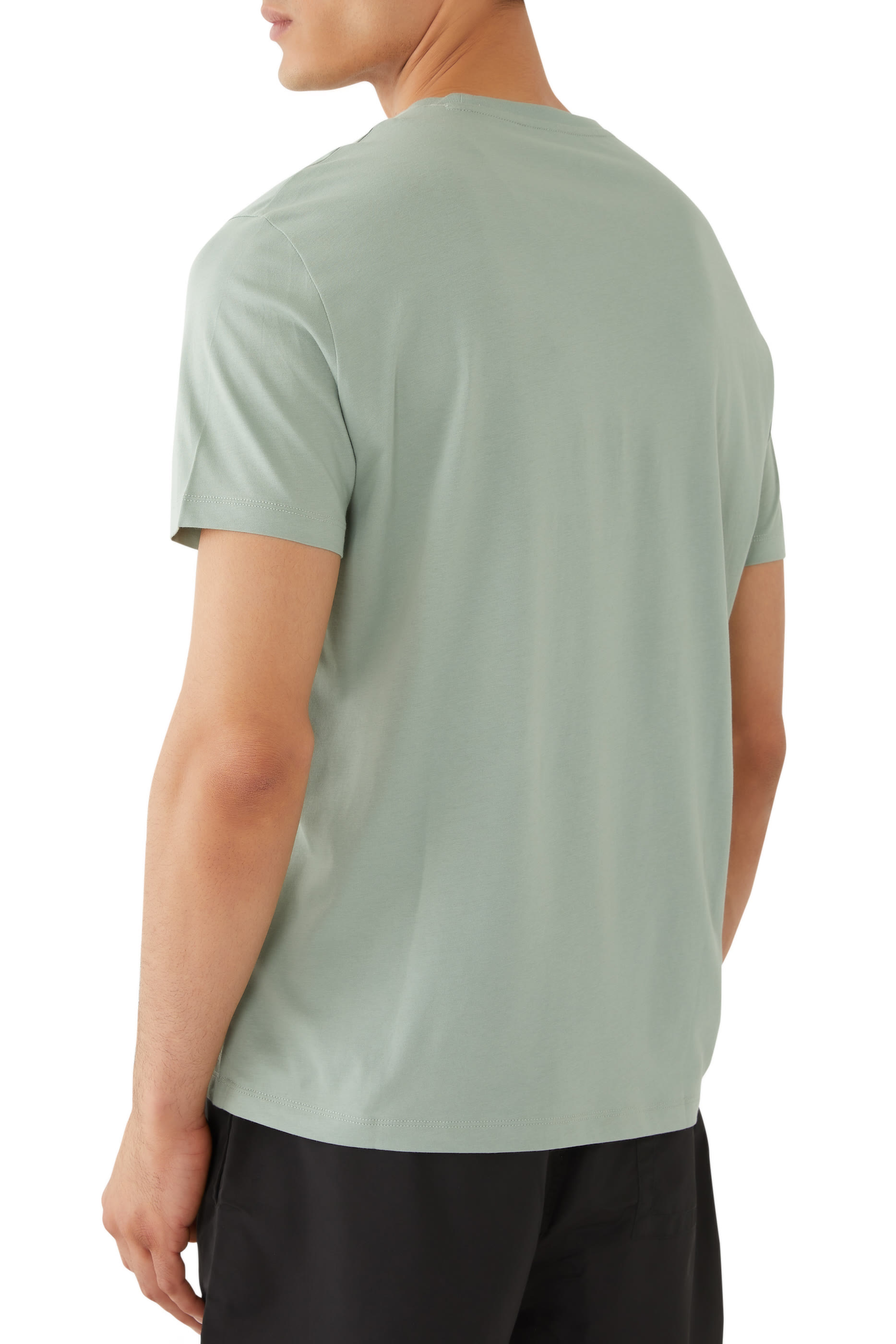 تيشيرت بشعار الماركة بقصة عادية