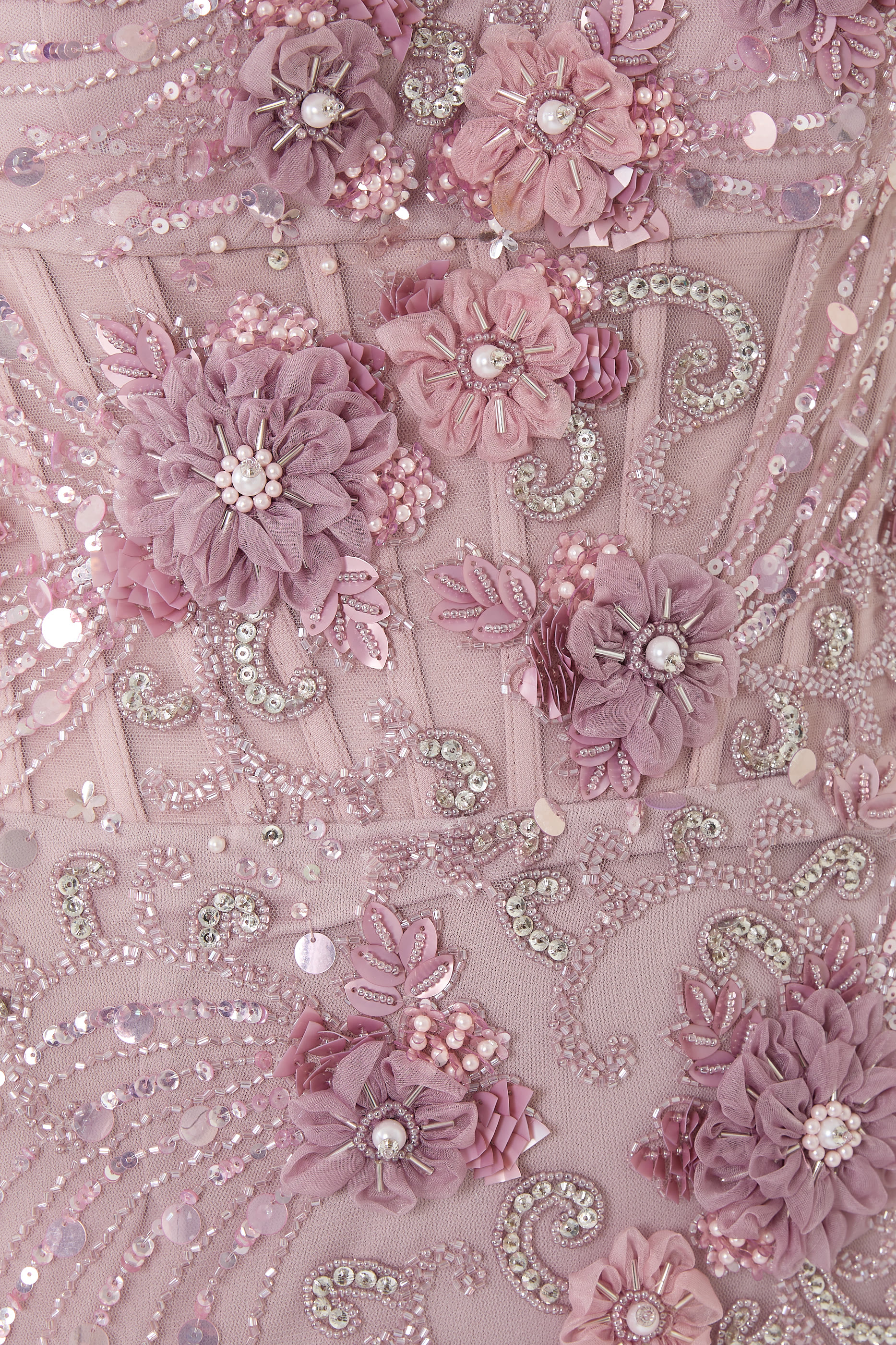 فستان سهرة بأكتاف مكشوفة وتطريزات بالخرز