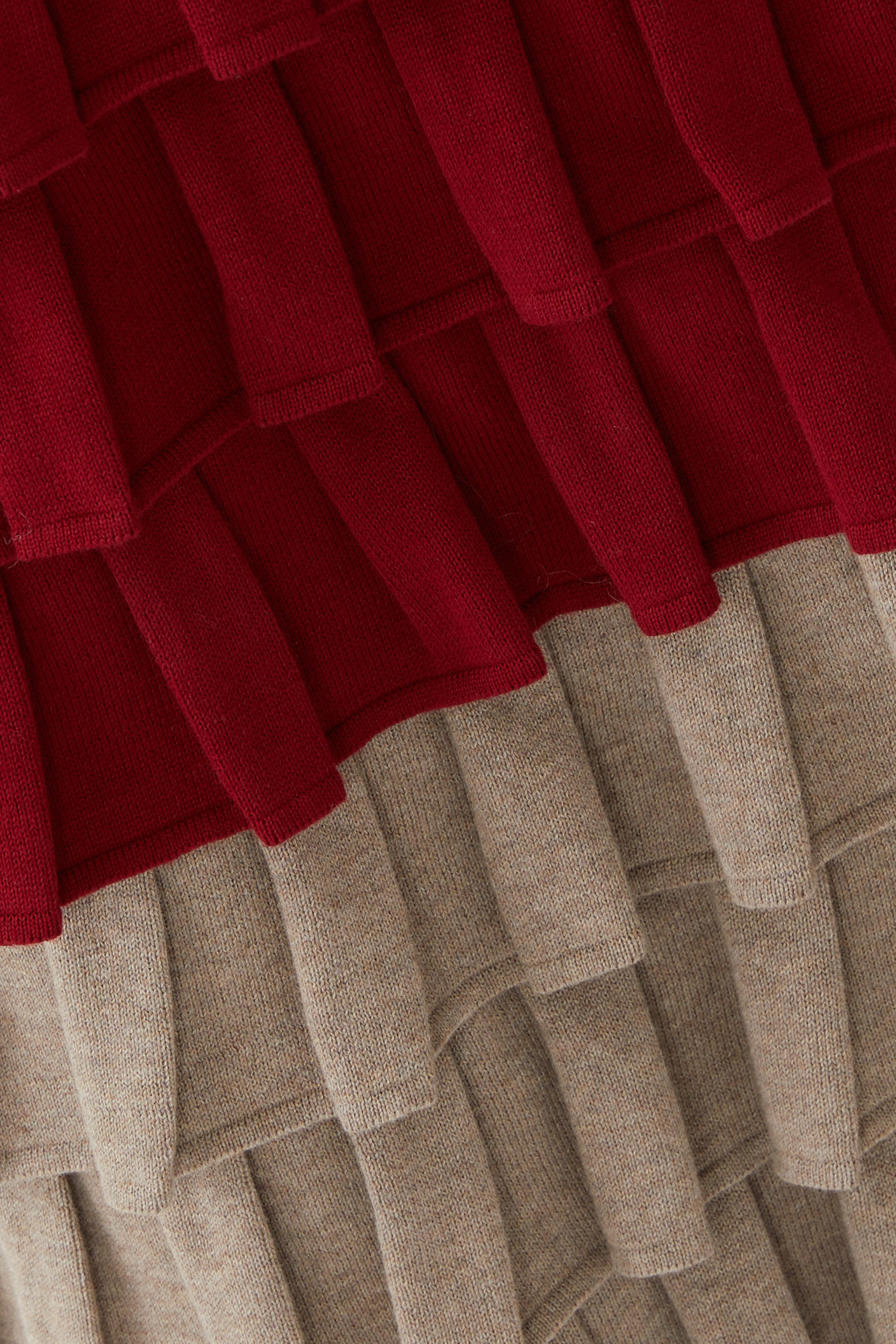 تنورة طويلة بتصميم متدرج بكشكش ولونين