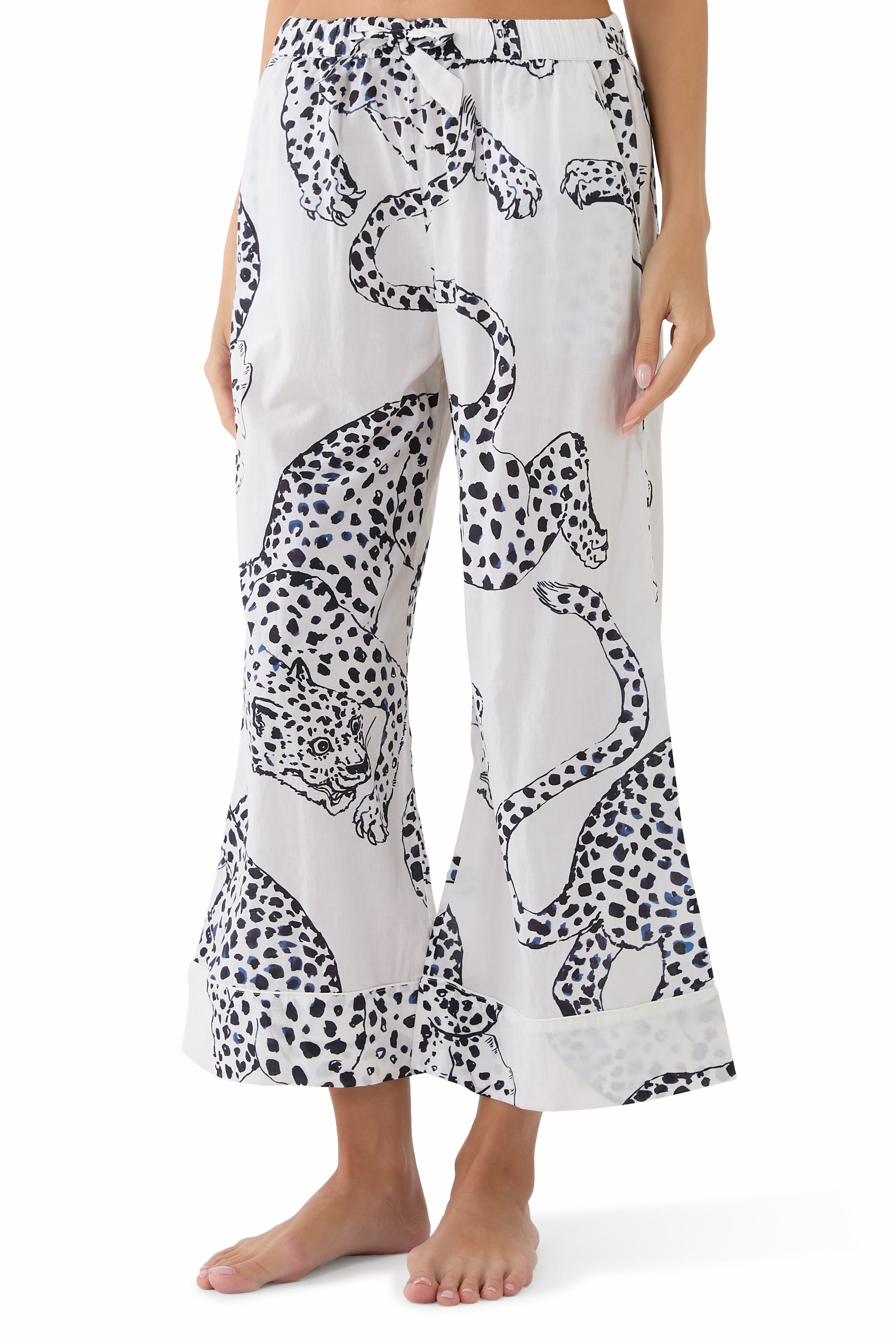 طقم قميص مربعة وبنطال بقصة ساق واسعة بنقشة نمر