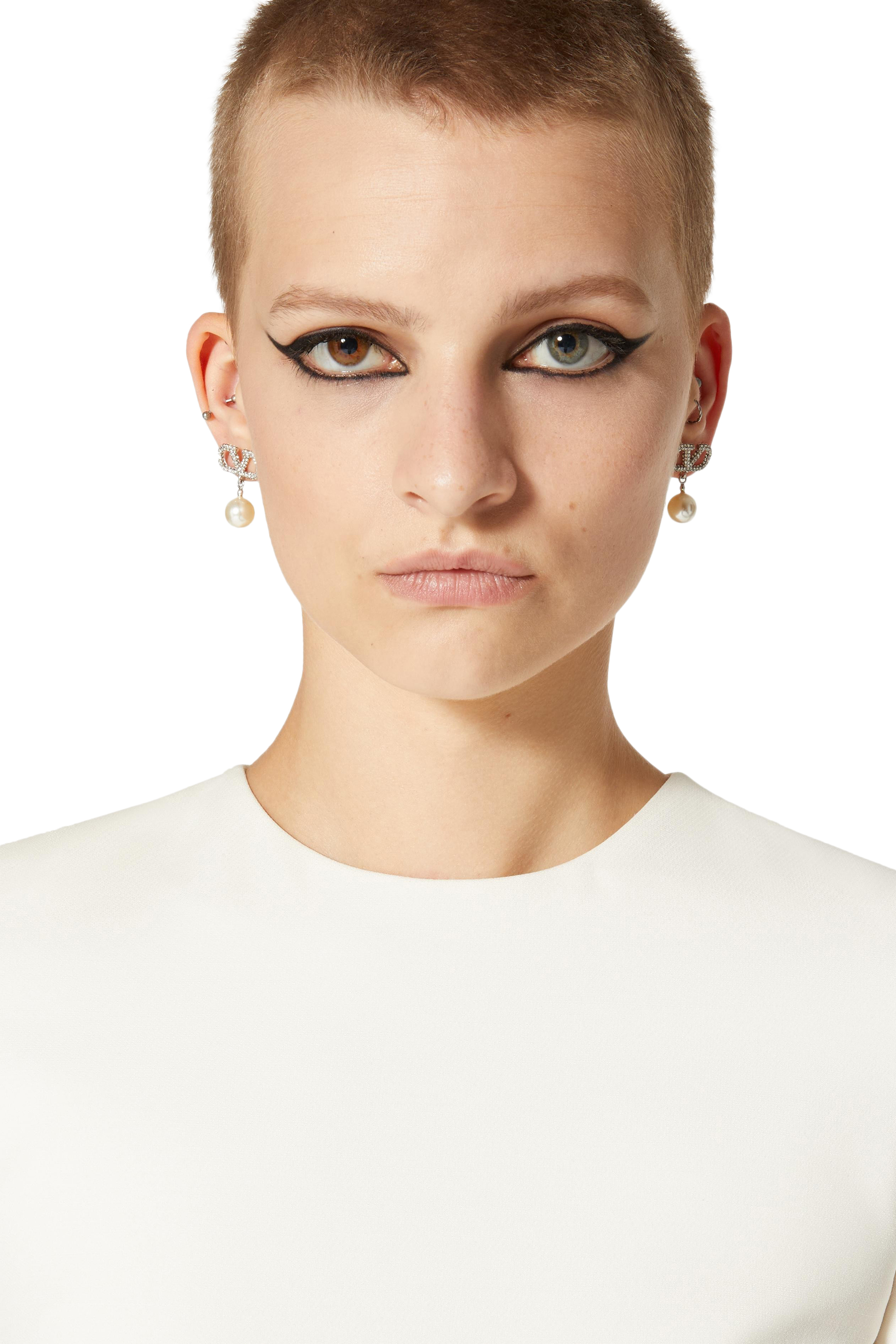 أقراط بتصميم شعار الماركة مرصعة باللؤلؤ