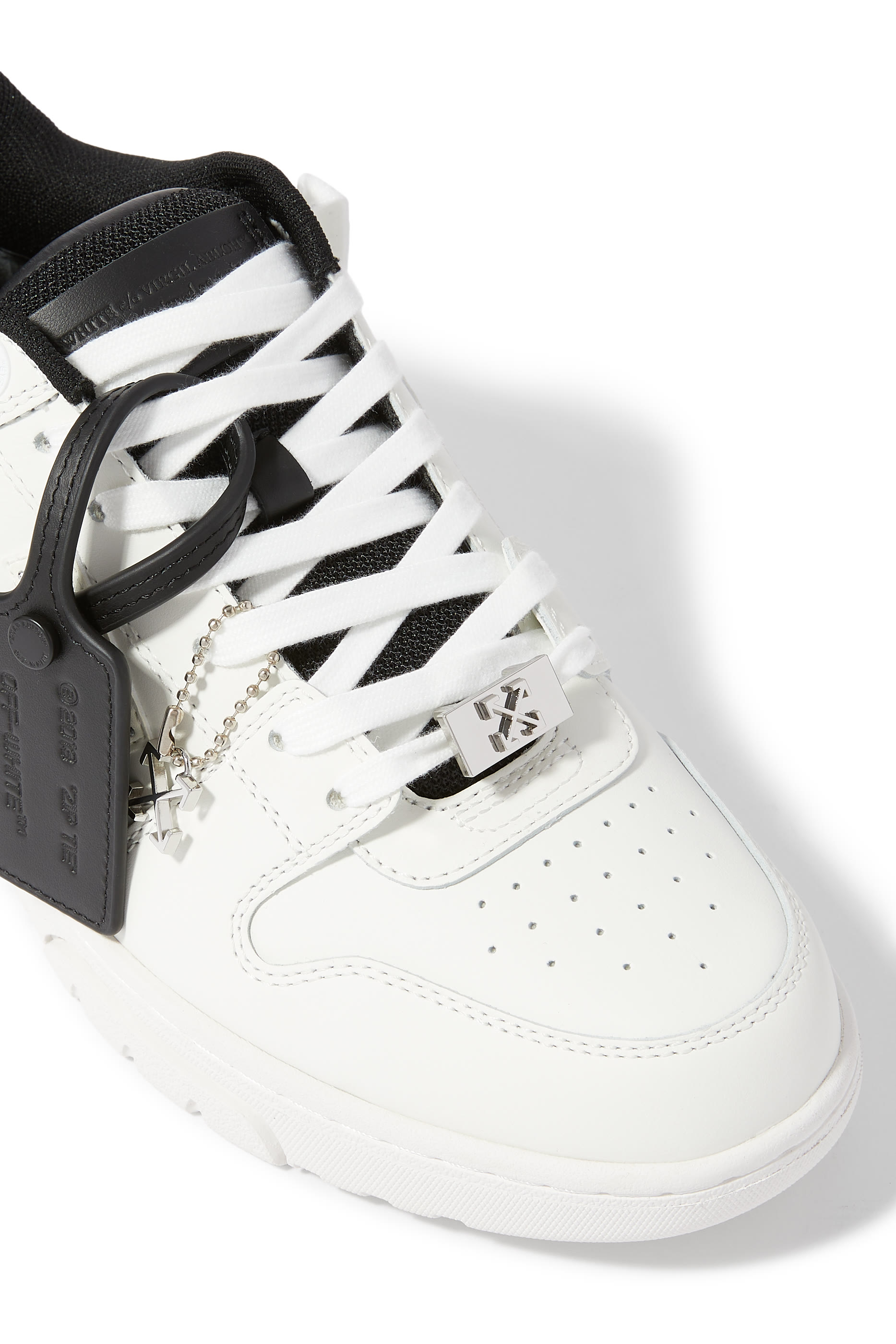 سنيكرز اوت اوف اوفيس بحلية معدنية