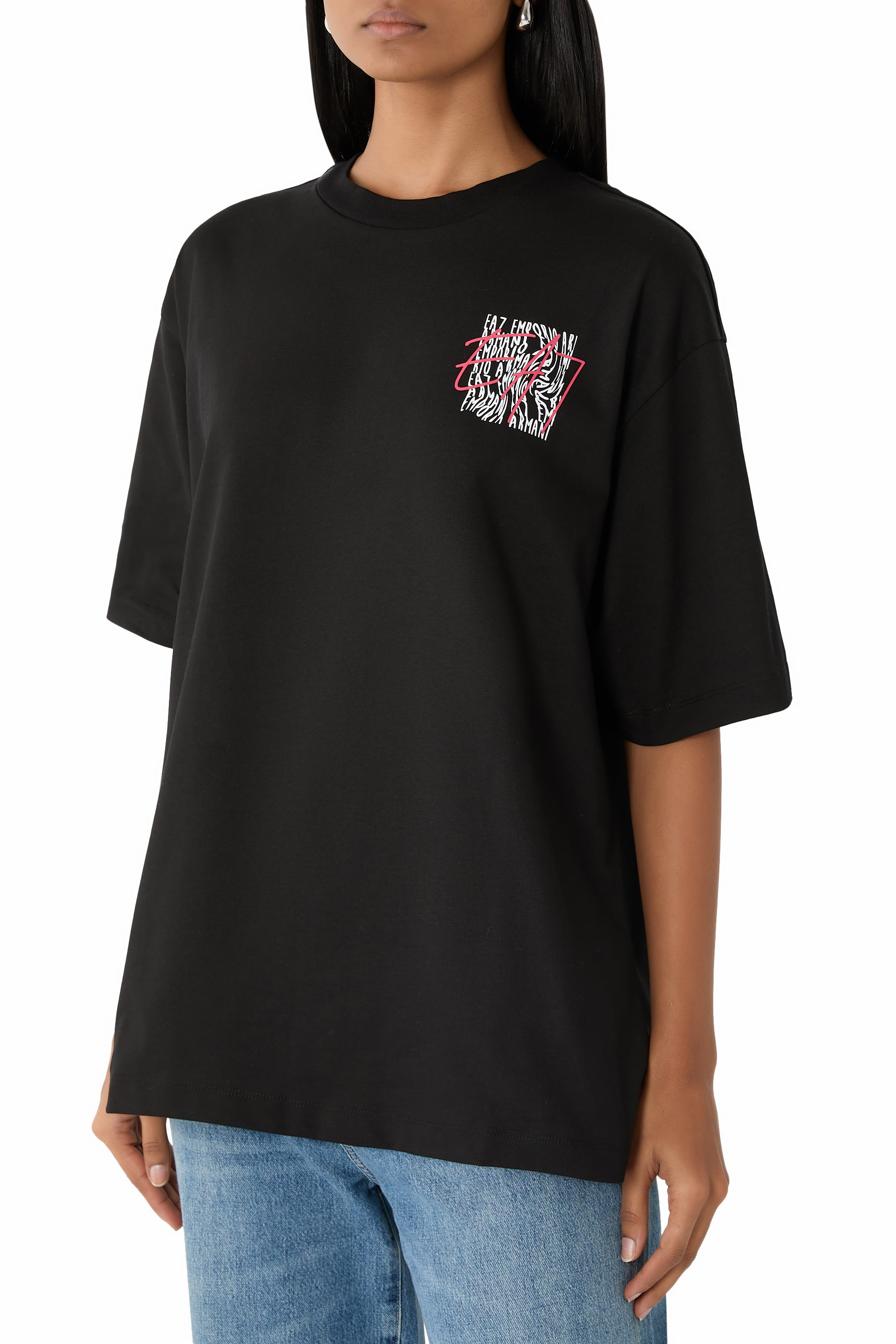 تيشيرت بنقشة شعار الماركة الغرافيكية